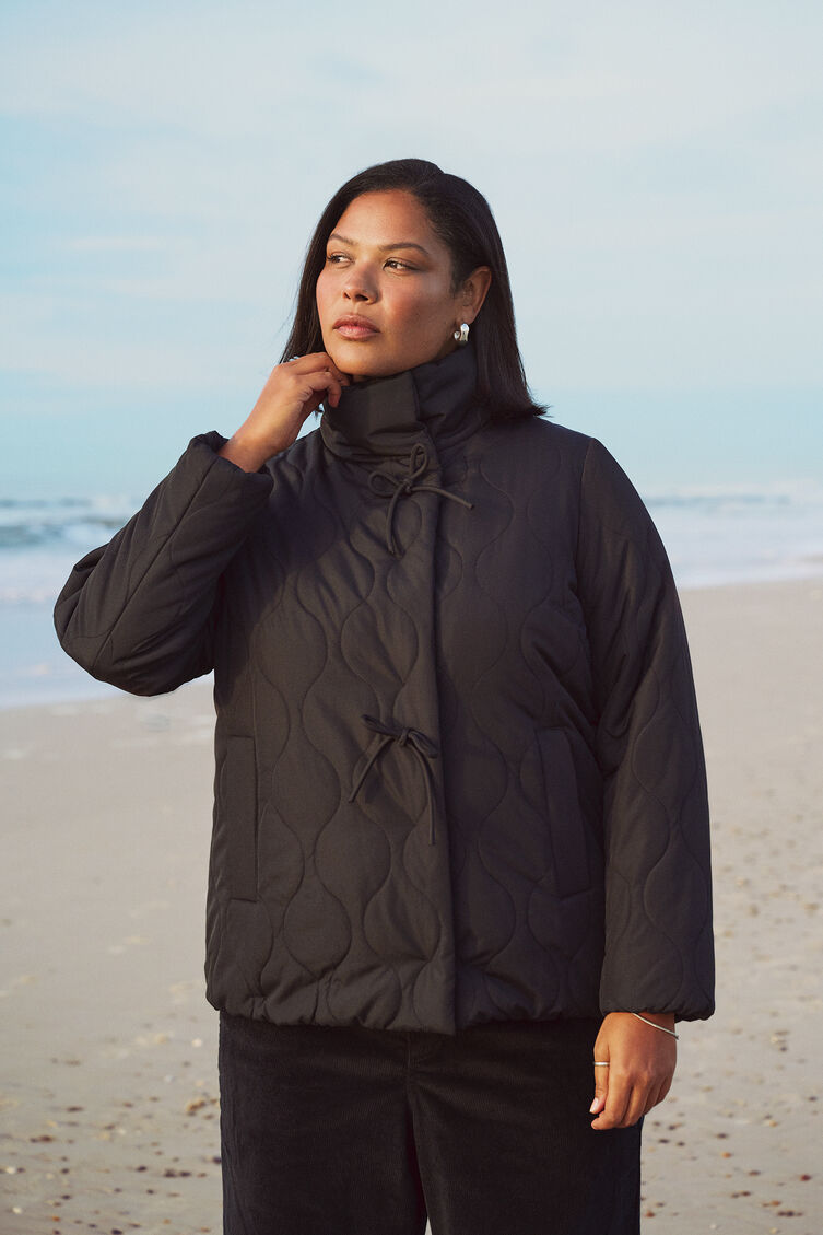 Kurze Steppjacke mit Schleifen, , Model