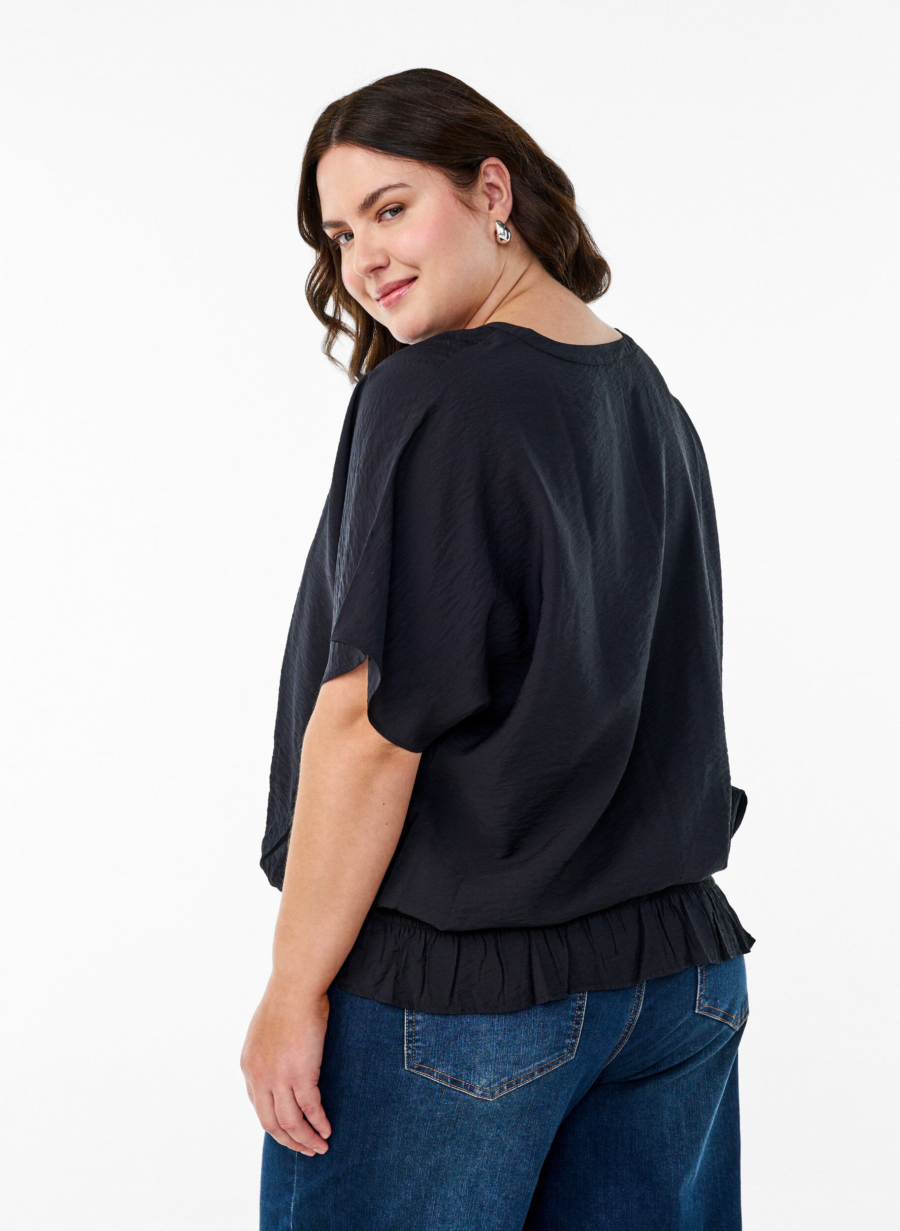 Zizzi Bluse mit kurzen &Auml;rmeln und einem ger&uuml;schten Saum, Schwarz, Model image number 2