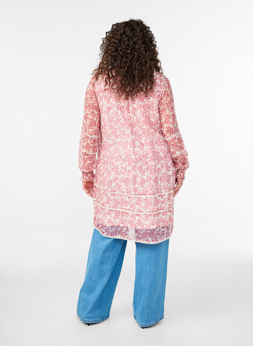 Kurzes Chiffonkleid mit Häkel­details, Rot, Model