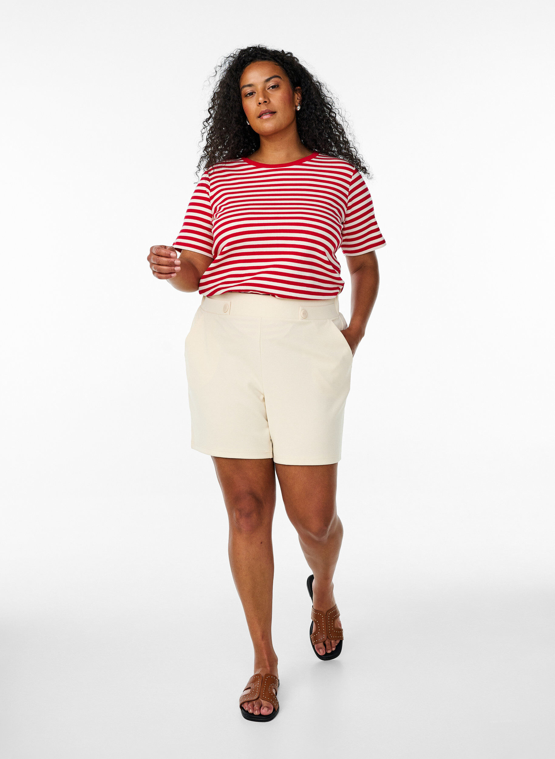 ZizziShort avec poches et coupe ample, Beige, Model image number 1