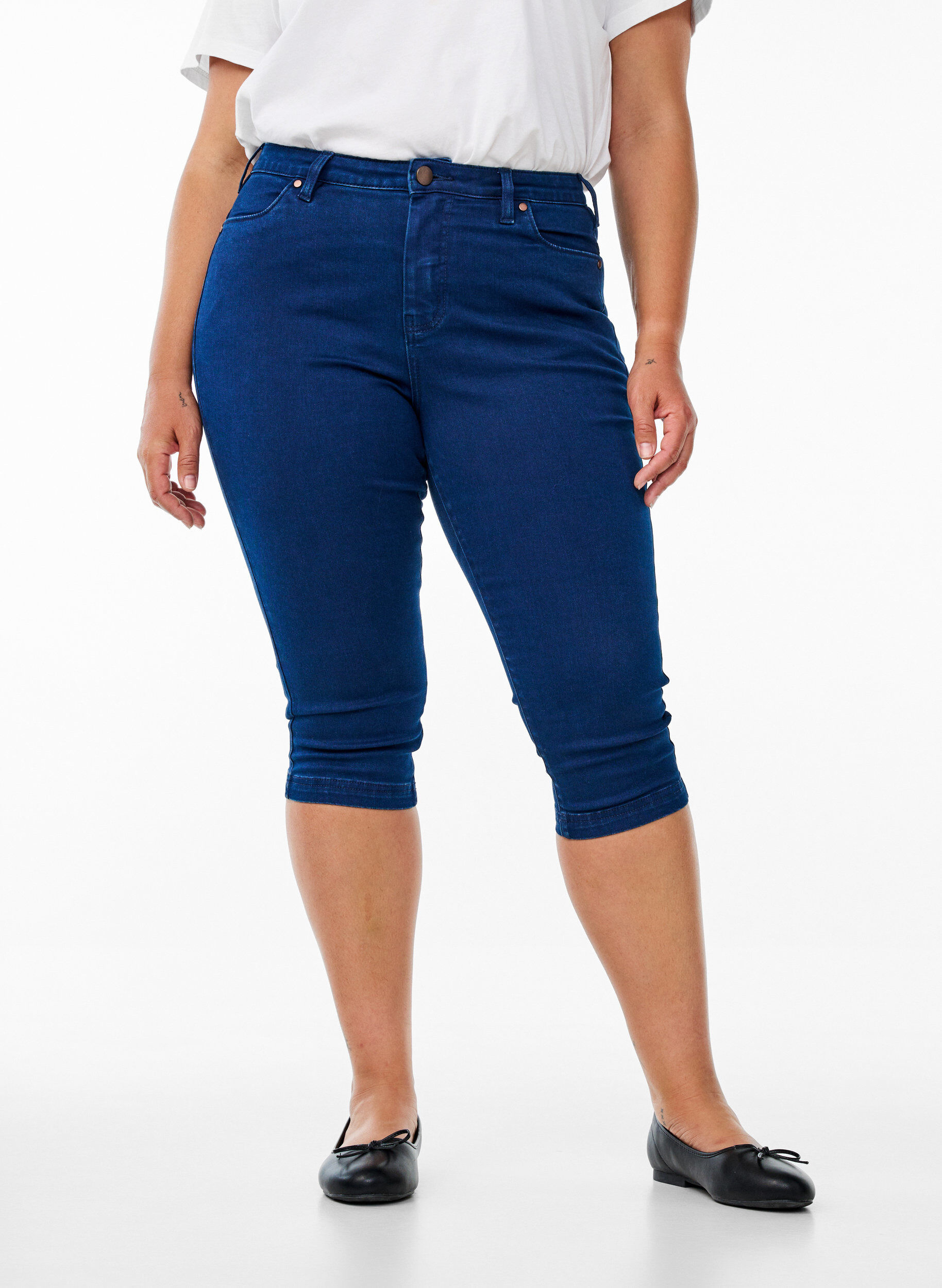 Zizzi Amy Caprijeans mit hohem Taille und Super Slim Fit, Blau, Model image number 2