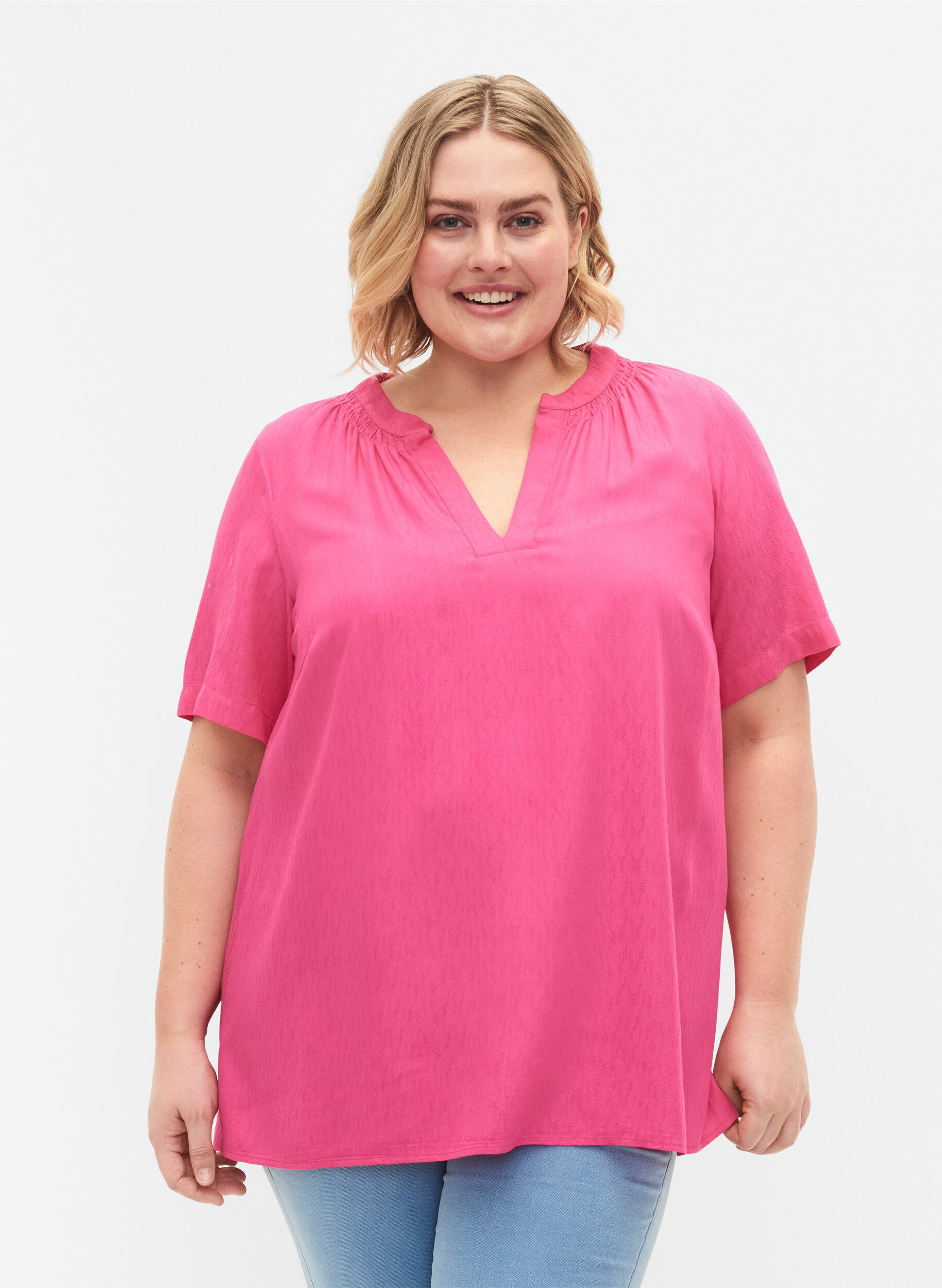 Zizzi Chemisier &agrave; manches courtes en viscose avec col en V, Shocking Pink, Model image number 0