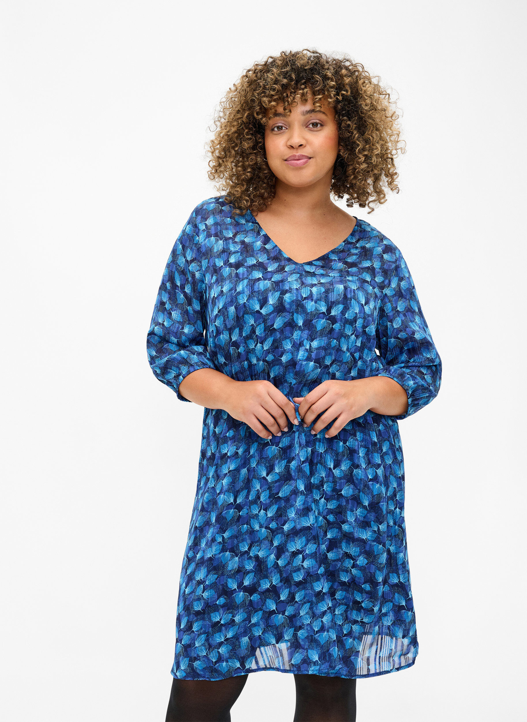 Zizzi Robe imprim&eacute;e avec col en V et manches 3/4, Navy Blazer Leaf AOP, Model image number 0