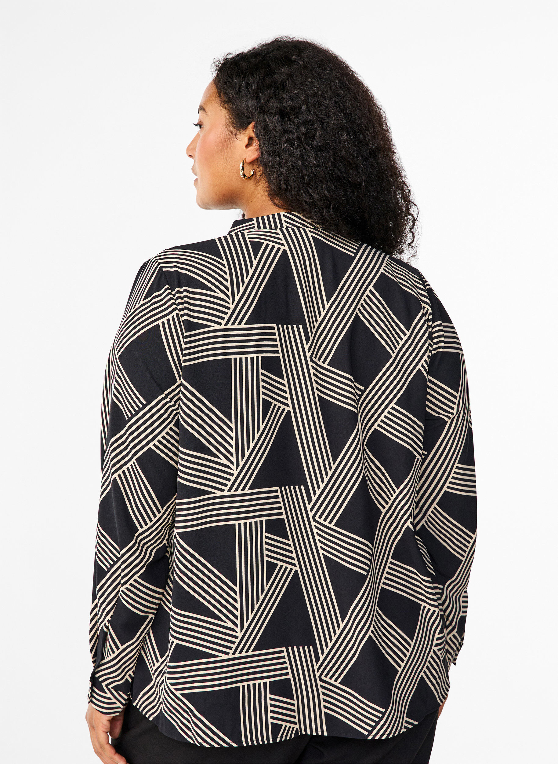 Zizzi Lang&auml;rmelige Hemdbluse mit V-Ausschnitt, BLACK BEIGE GRAPHIC, Model image number 1