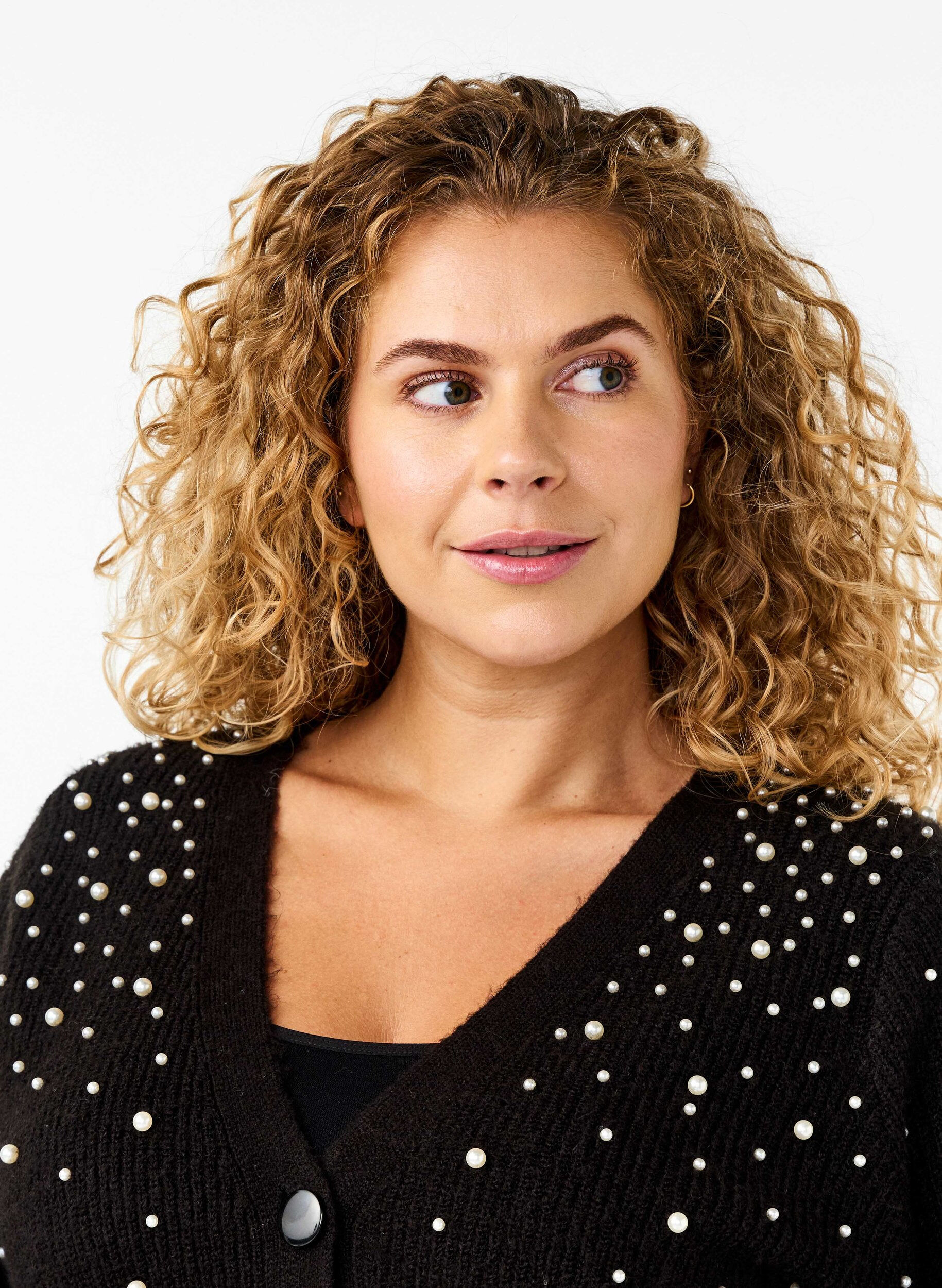 Zizzi Strickjacke mit Perlen, Black White Pearls, Model image number 2