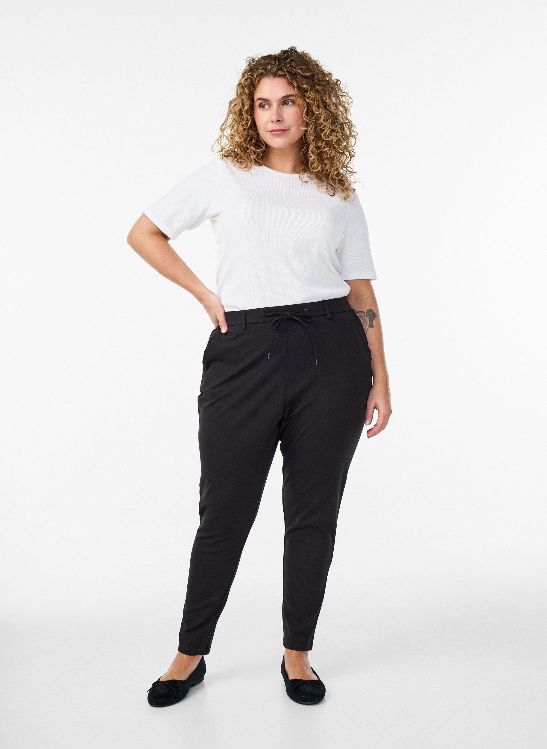 Cropped Maddison Hose, Schwarz, Model