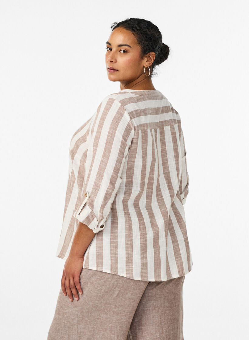 Hemdbluse aus Baumwolle mit V-Ausschnitt, Beige, Model image number 2