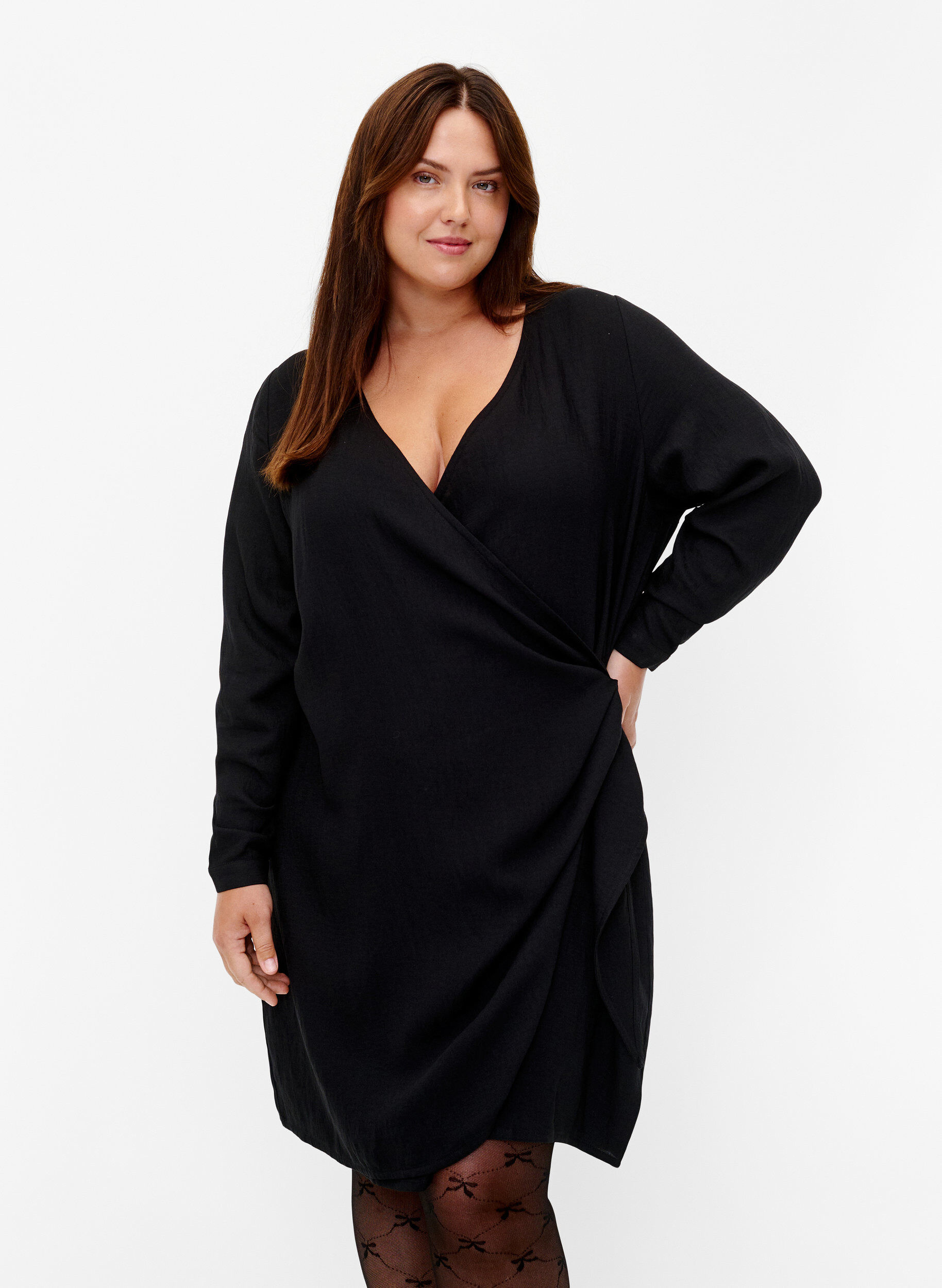 Zizzi Robe &agrave; manches longues en viscose au look enveloppant, Black, Model image number 0