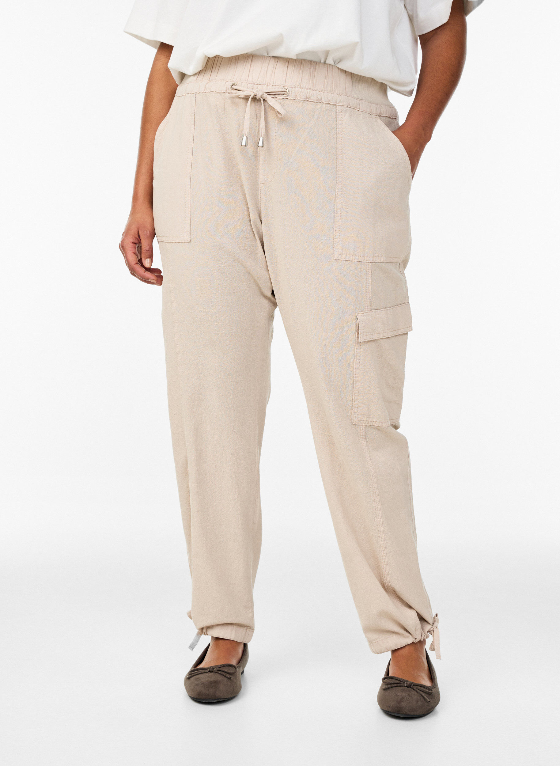 Zizzi Pantalon cargo ample en coton, Beige, Model image number 2