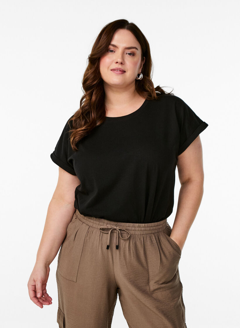 Kurz&auml;rmeliges T-Shirt aus einer Baumwollmischung, Schwarz, Model image number 0