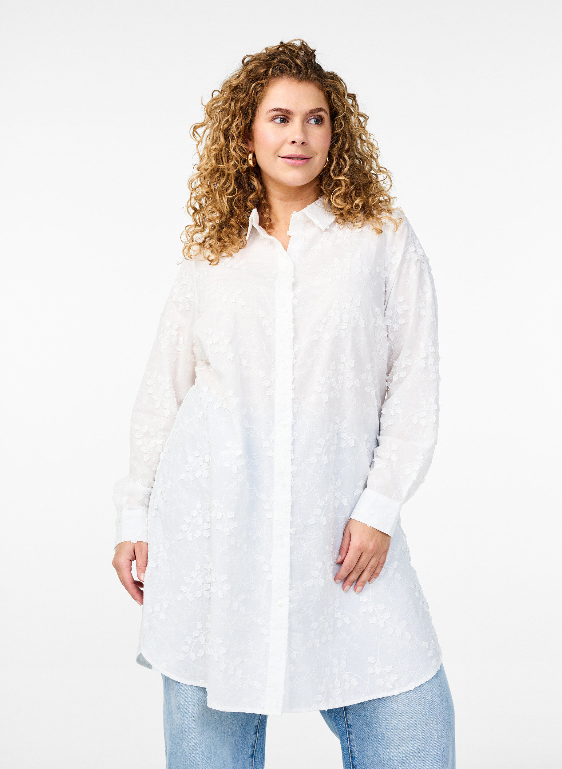 Zizzi Robe chemise avec fleurs brod&eacute;es, Blanc, Model image number 0
