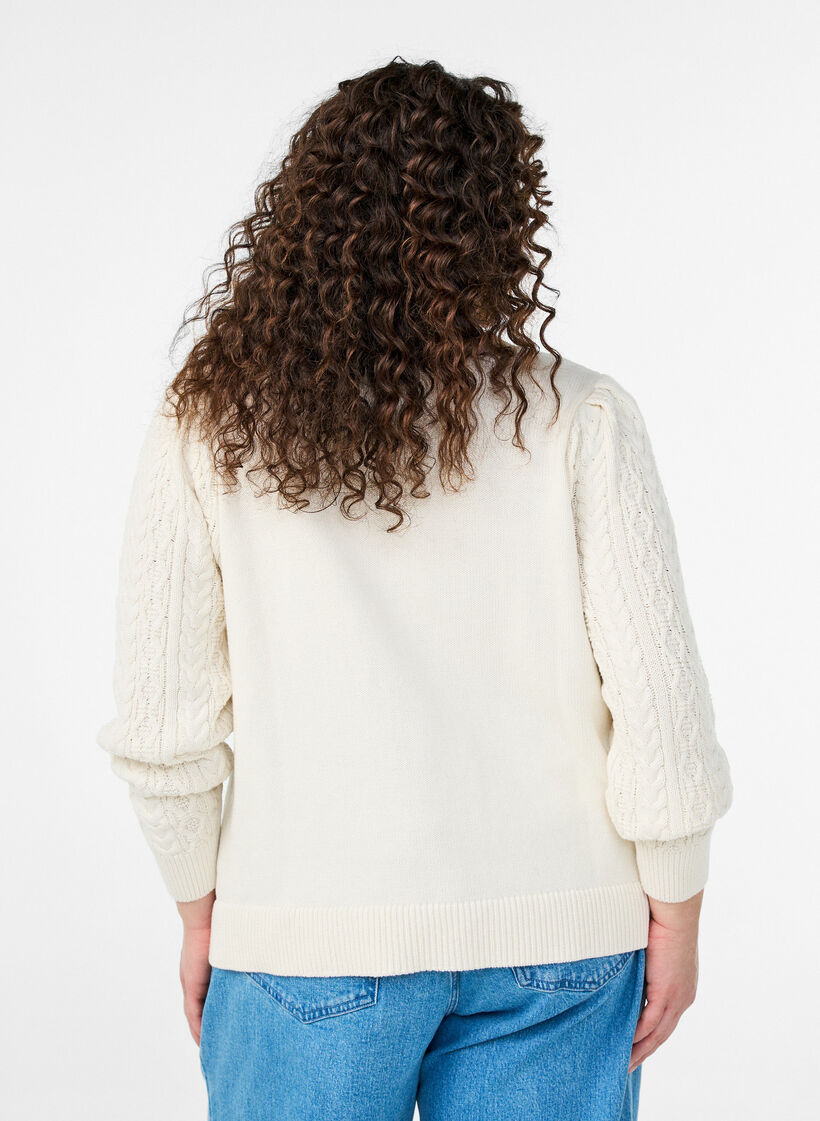 Blouse en maille avec motif torsad&eacute; et fleurs brod&eacute;es, Blanc, Model image number 2