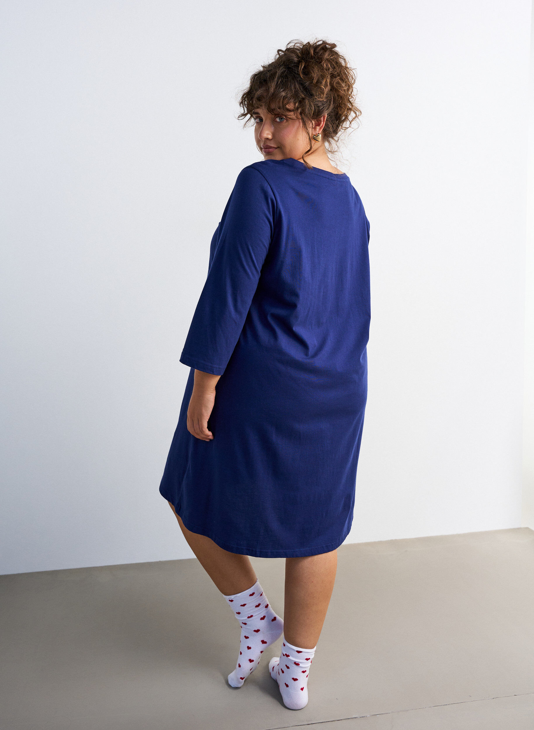 ZizziNachthemd aus Bio-Baumwolle mit Weihnachtsmotiv, Blau, Model image number 2