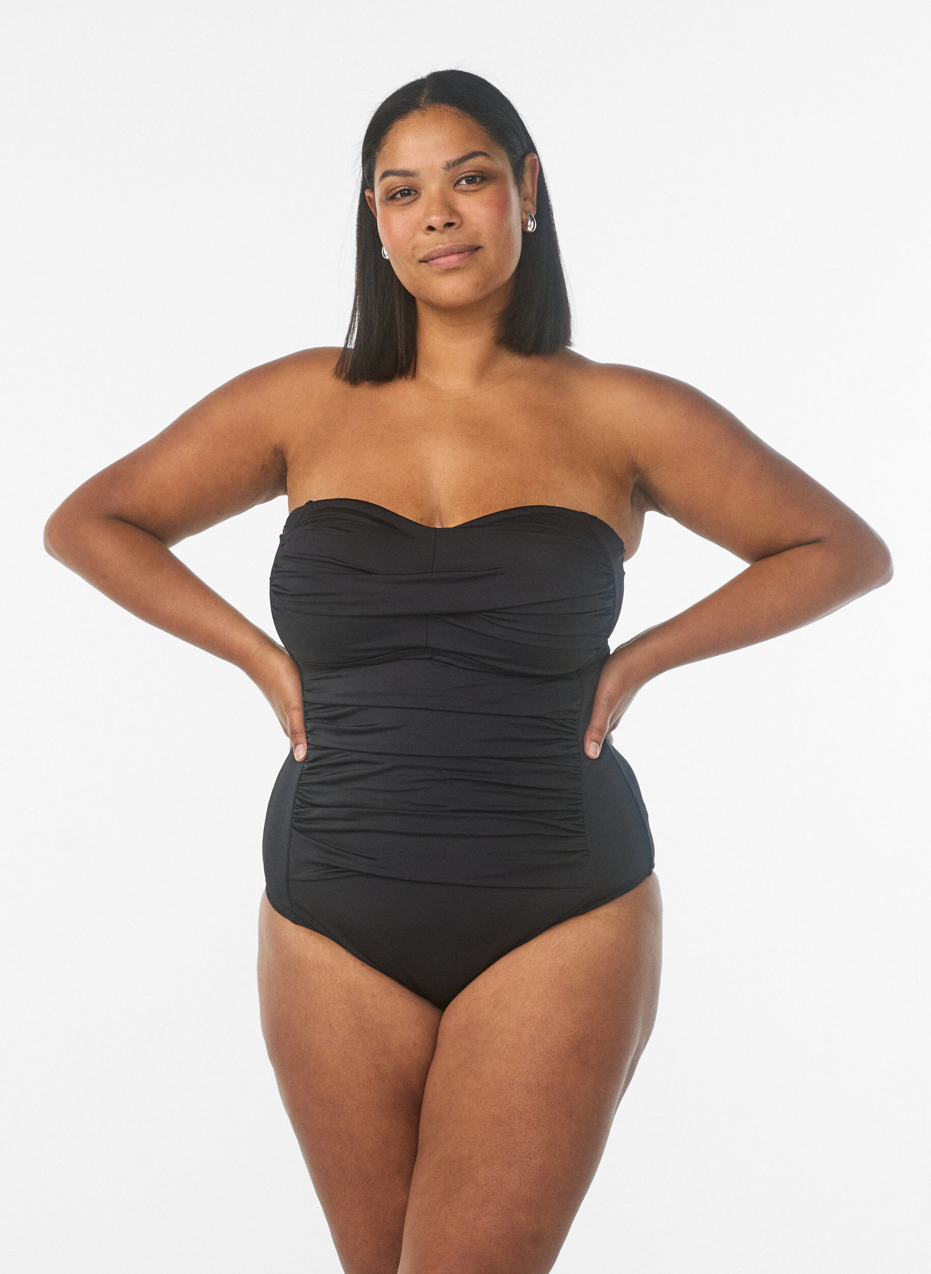 Zizzi Maillot de bain bandeau avec drap&eacute; et bonnets rembourr&eacute;s, Noir, Model image number 0