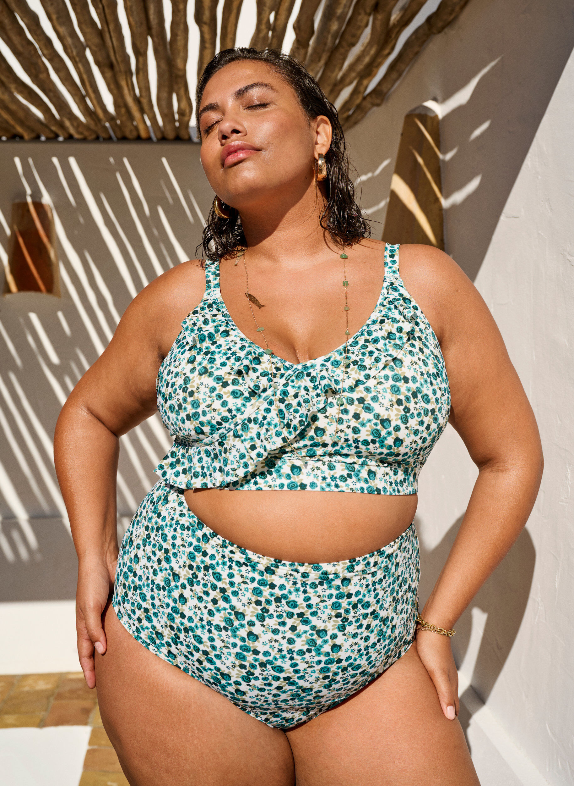 ZizziHaut de bikini &agrave; fleurs et &agrave; d&eacute;tails de jabot, Vert, Image image number 0