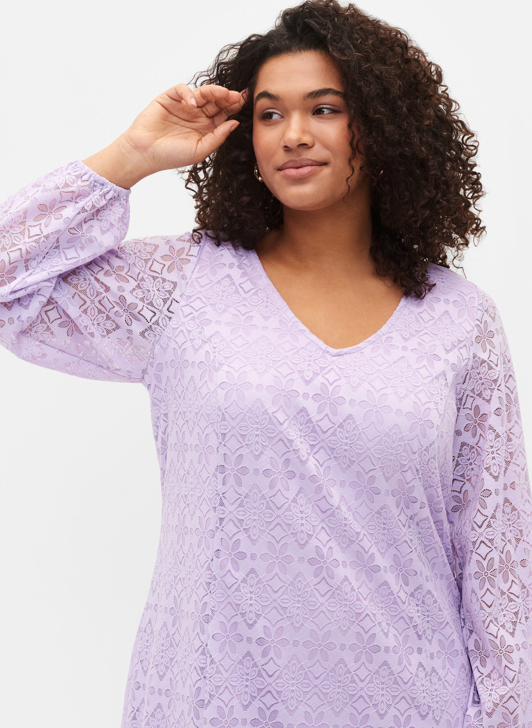 Zizzi Robe en dentelle avec d&eacute;coupe en V et manches longues, Pastel Lilac, Model image number 2
