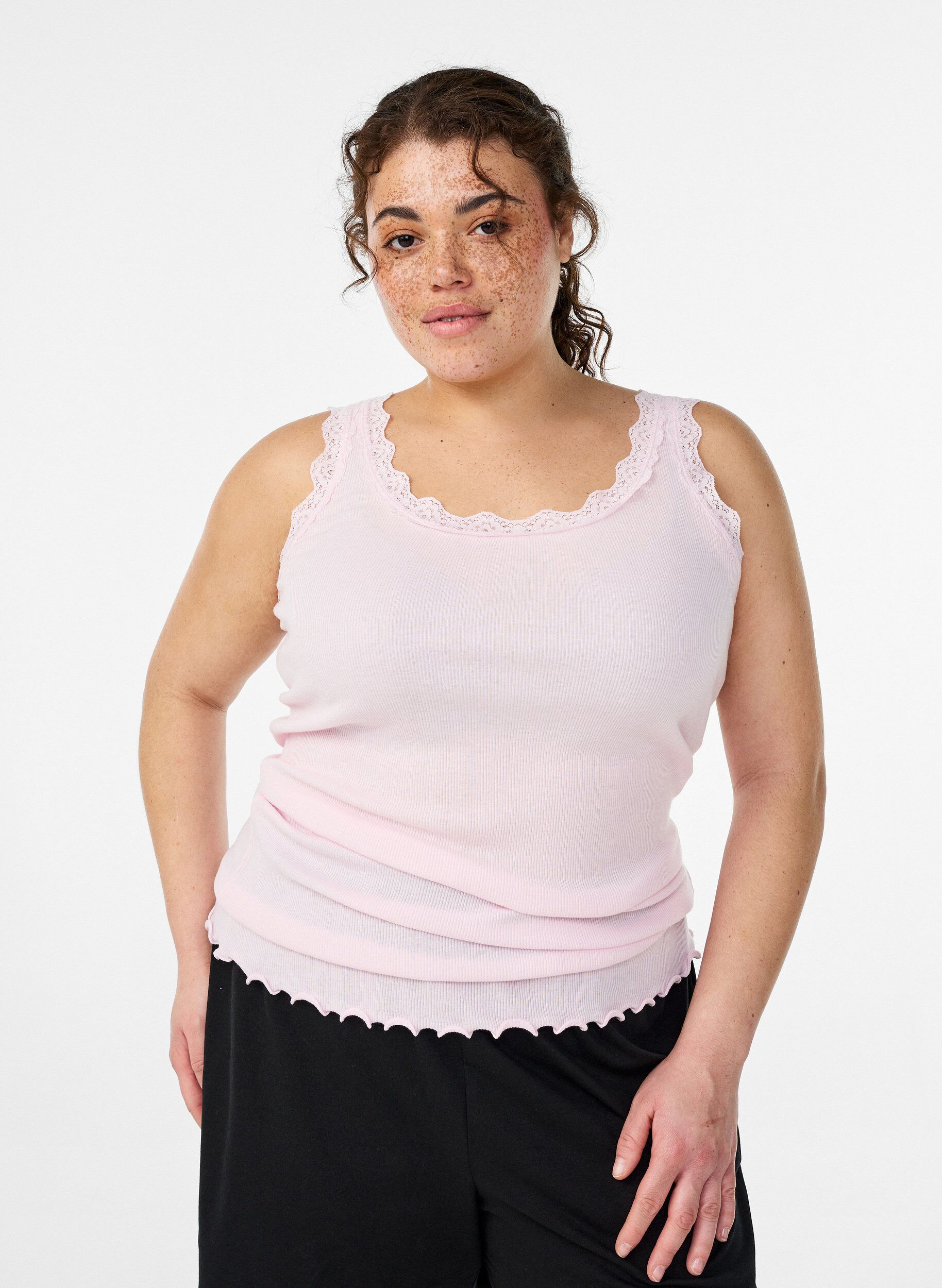 Haut avec bordure en dentelle, Rose, Model