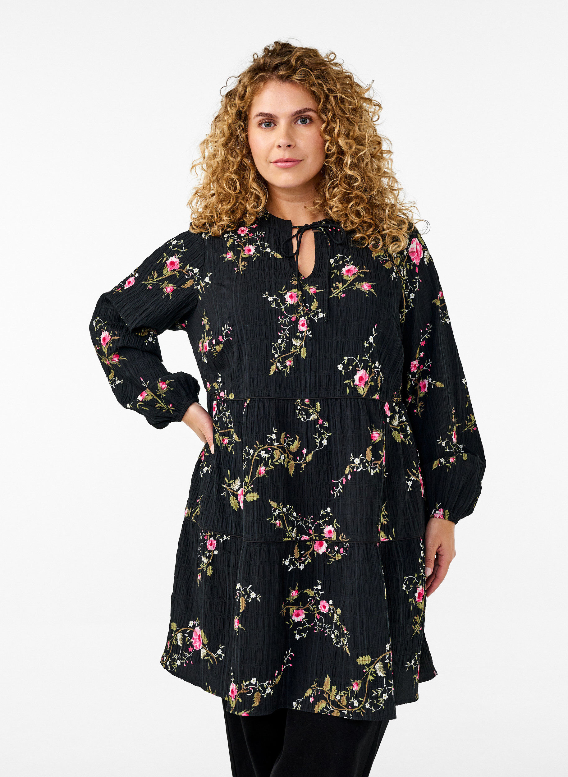 Zizzi Robes &agrave; imprim&eacute; floral avec fermeture &agrave; cravate, Noir, Model image number 0