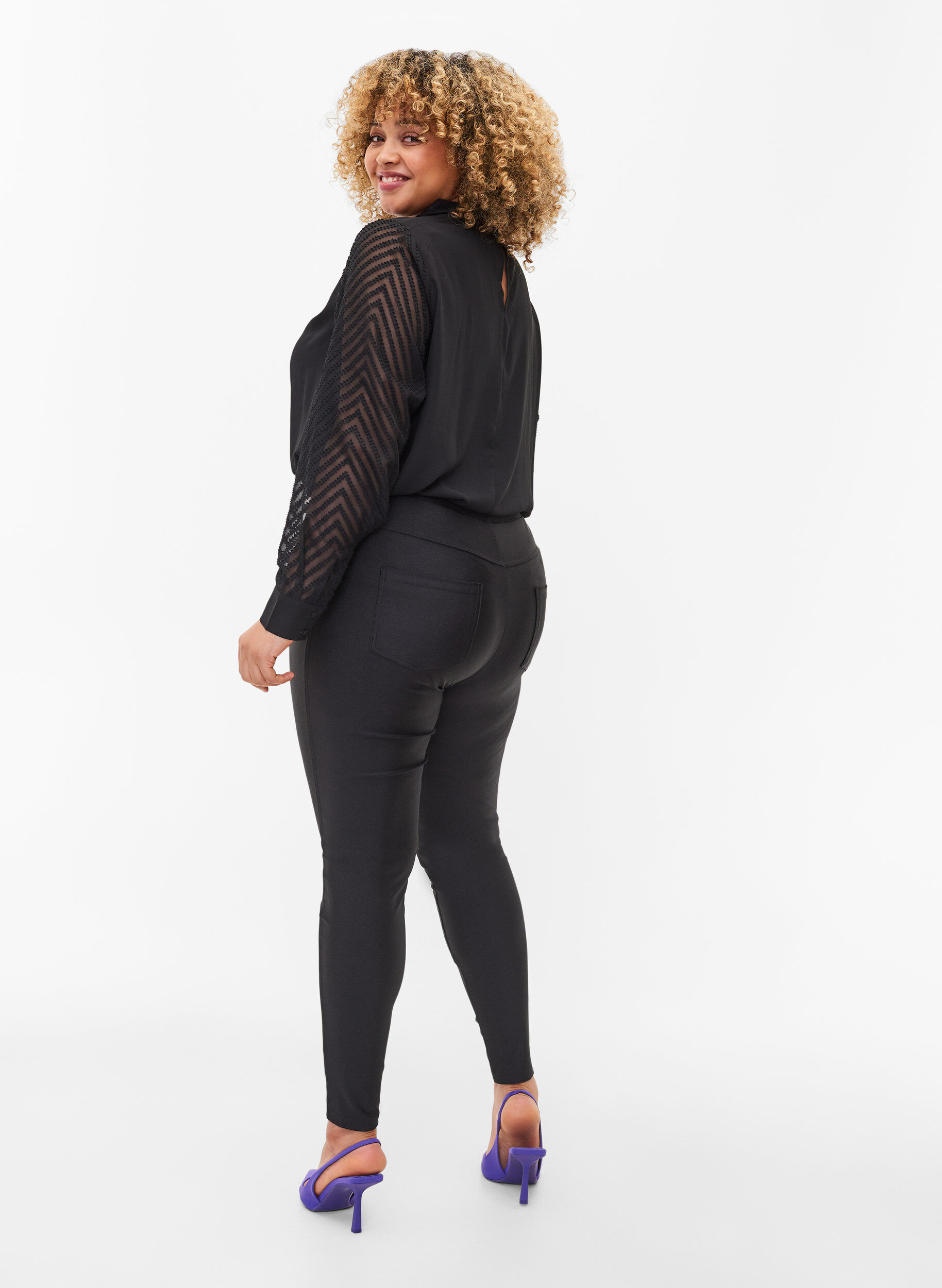 Zizzi Shiny Leggings mit Taschen hinten und 7/8-L&auml;nge, Black, Model image number 1
