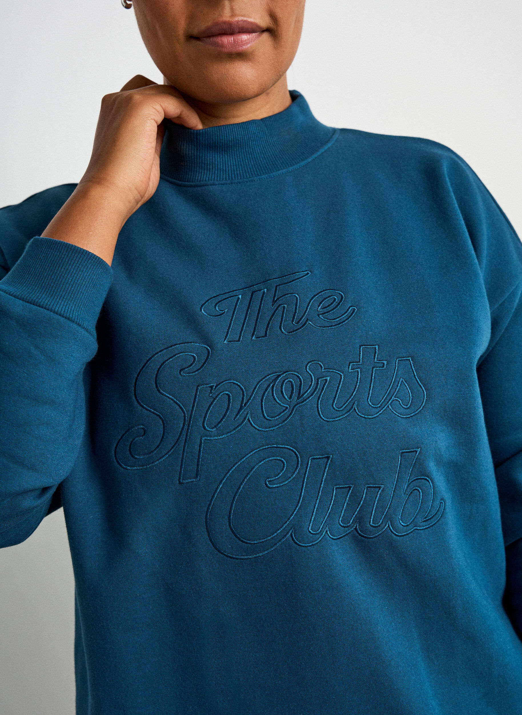 ZizziLanges Sweatshirt mit Stehkragen und gesticktem Text, Blau, Model image number 3