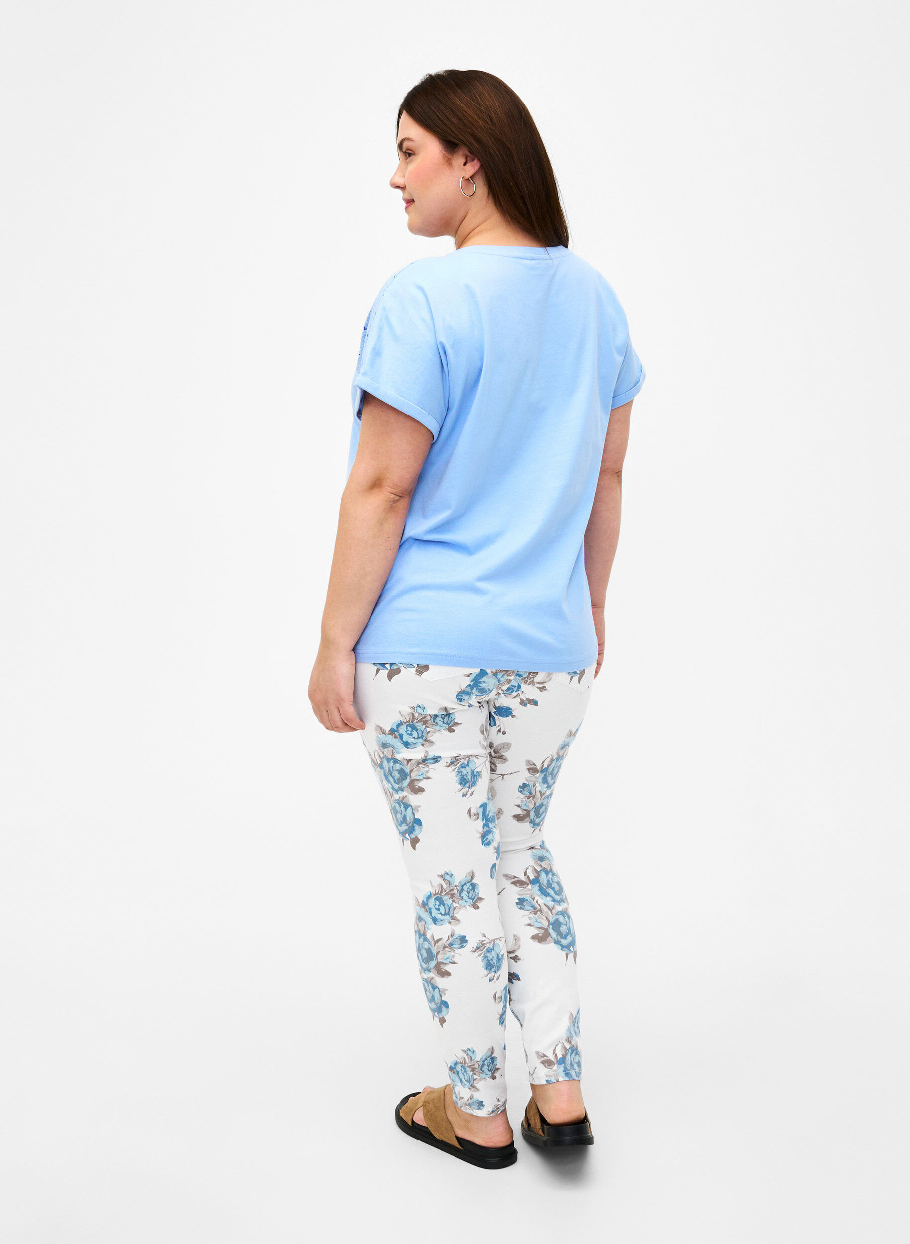Zizzi Super-schmale Amy Jeans mit Blumenprint, Wei&szlig;, Model image number 1