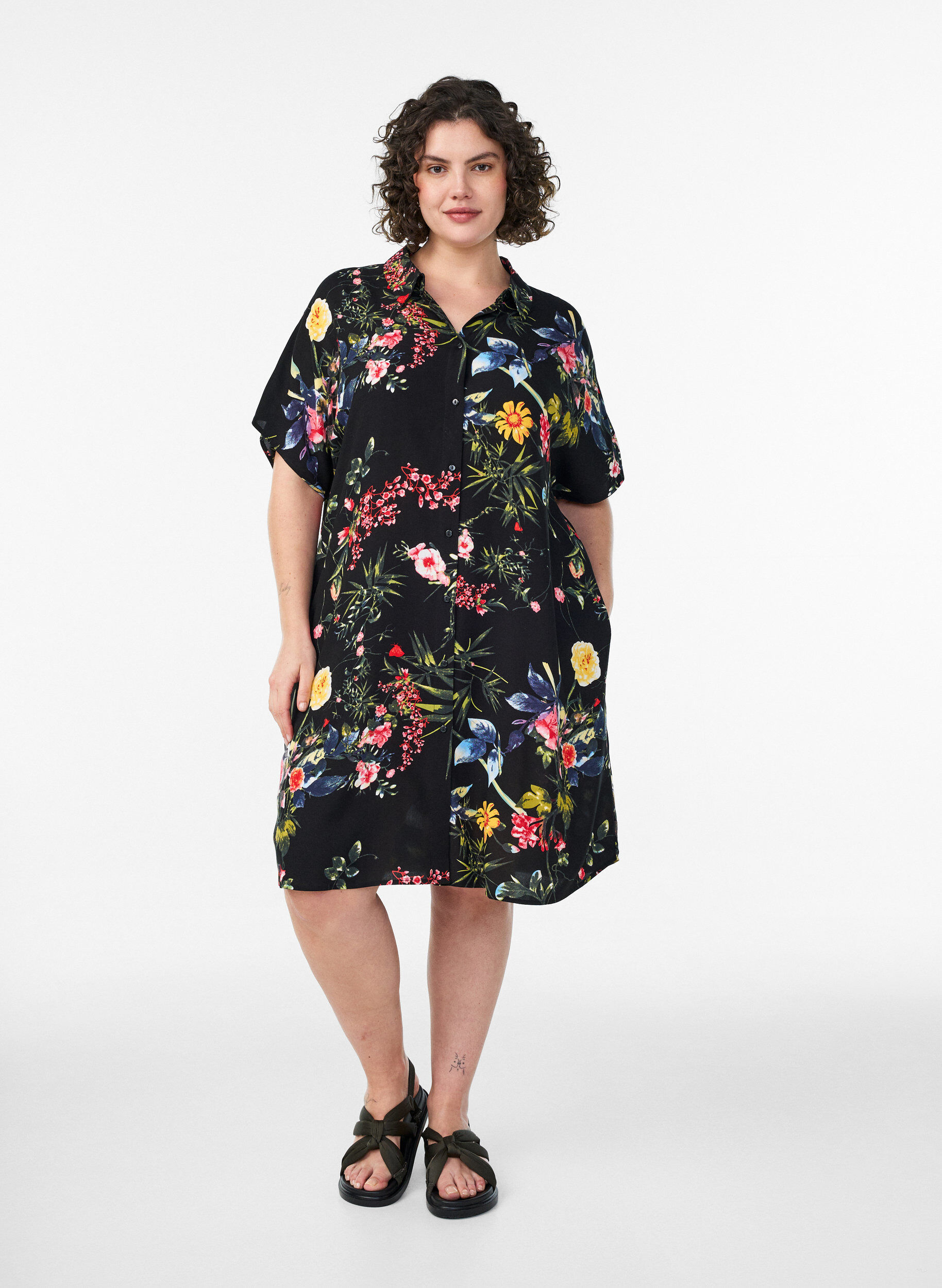 Zizzi Chemise longue ample en viscose, Noir, Model image number 0