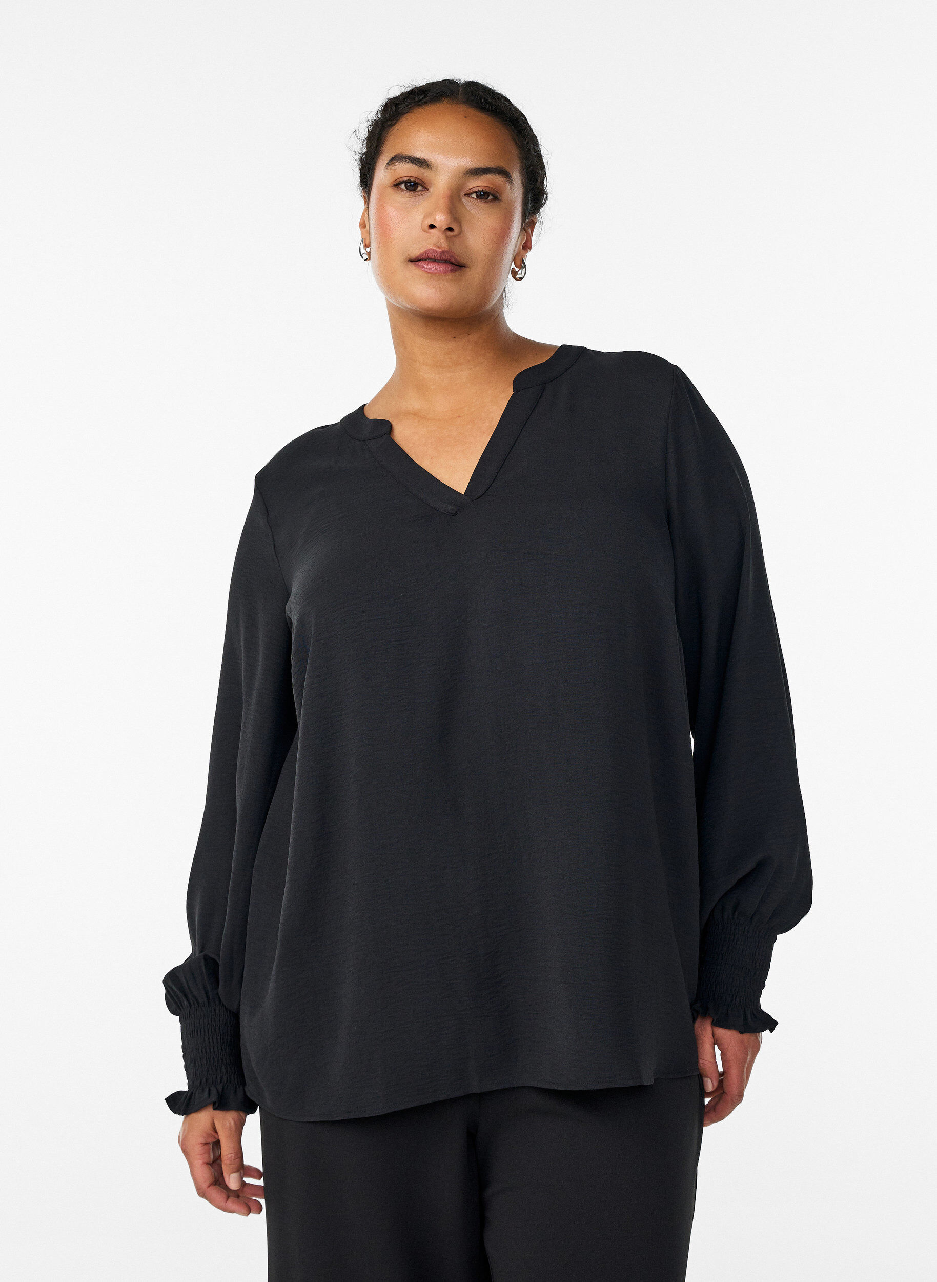 Blouse avec poignets smock&eacute;s et col en V, Noir, Model