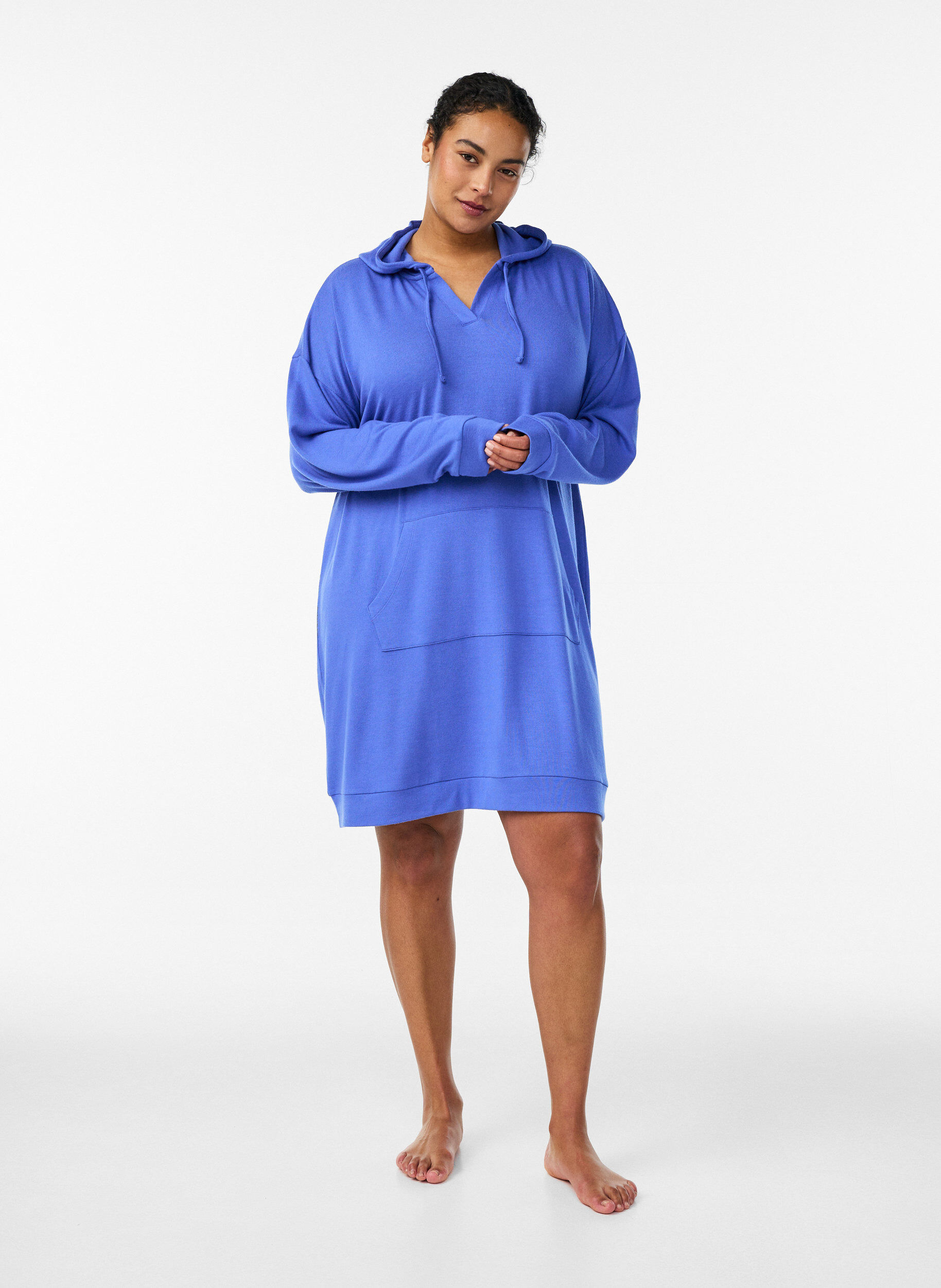Zizzi Kurzes Hoodie-Kleid mit K&auml;ngurutasche, Blau, Model image number 1