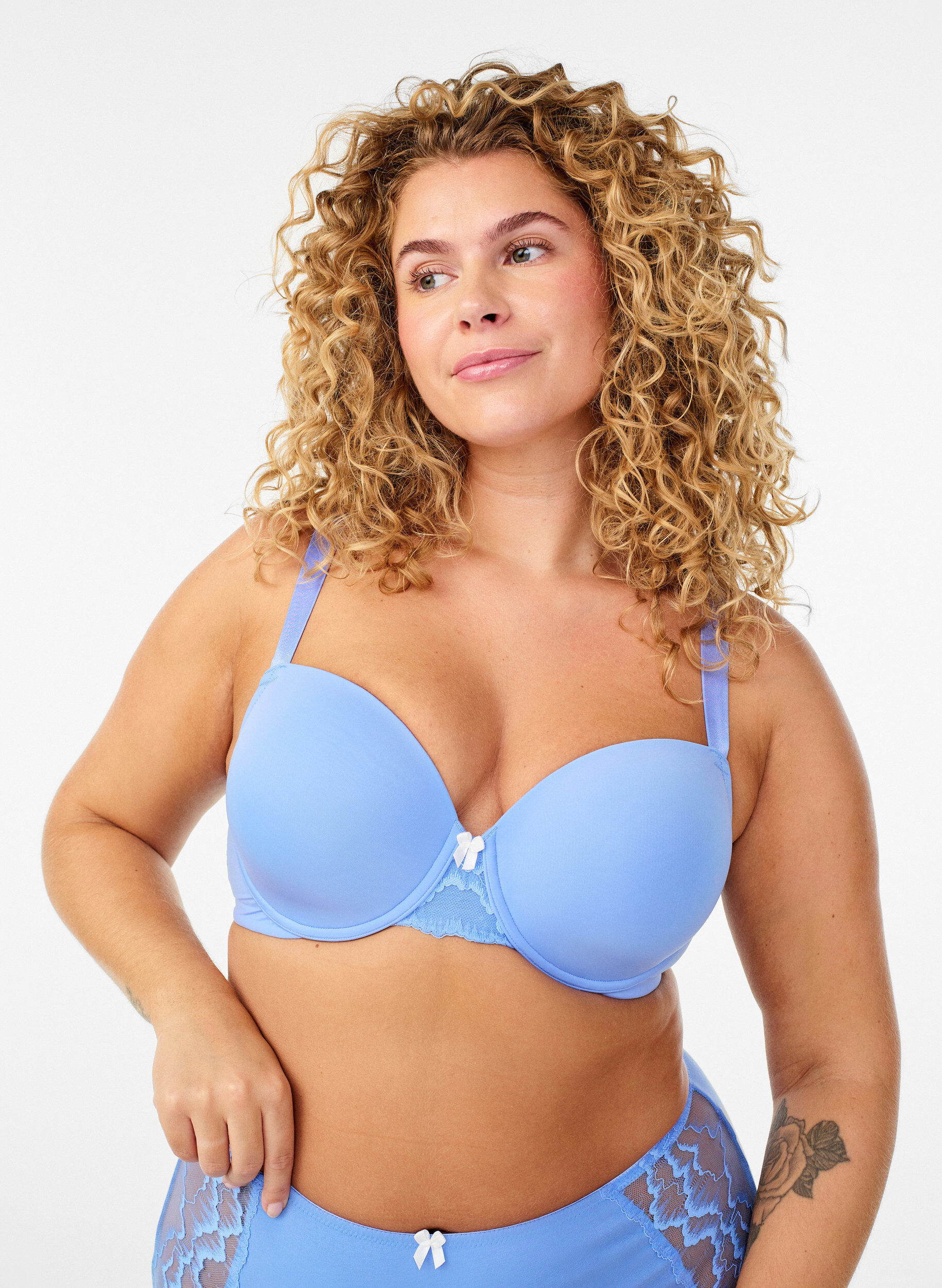Soutien-gorge moul&eacute; en microfibre avec d&eacute;tail en dentelle et n&oelig;ud, Bleu, Model