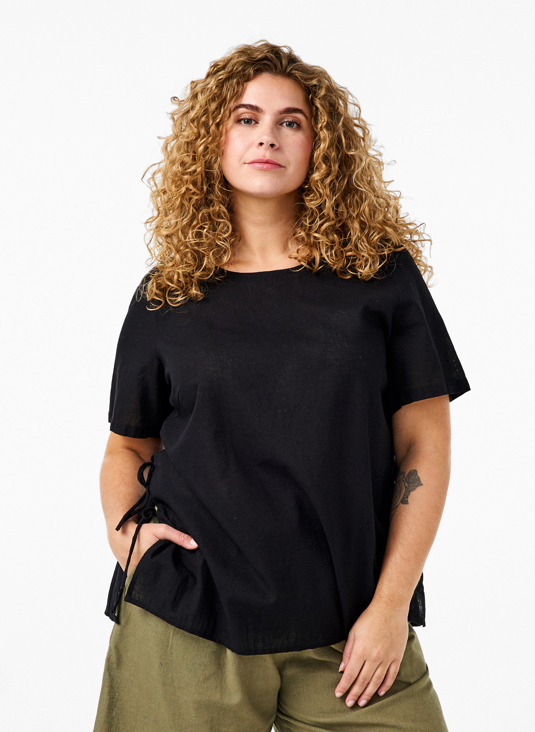 Zizzi Blouse &agrave; manches courtes en m&eacute;lange de coton et lin avec d&eacute;tail lac&eacute;, Black, Model image number 0