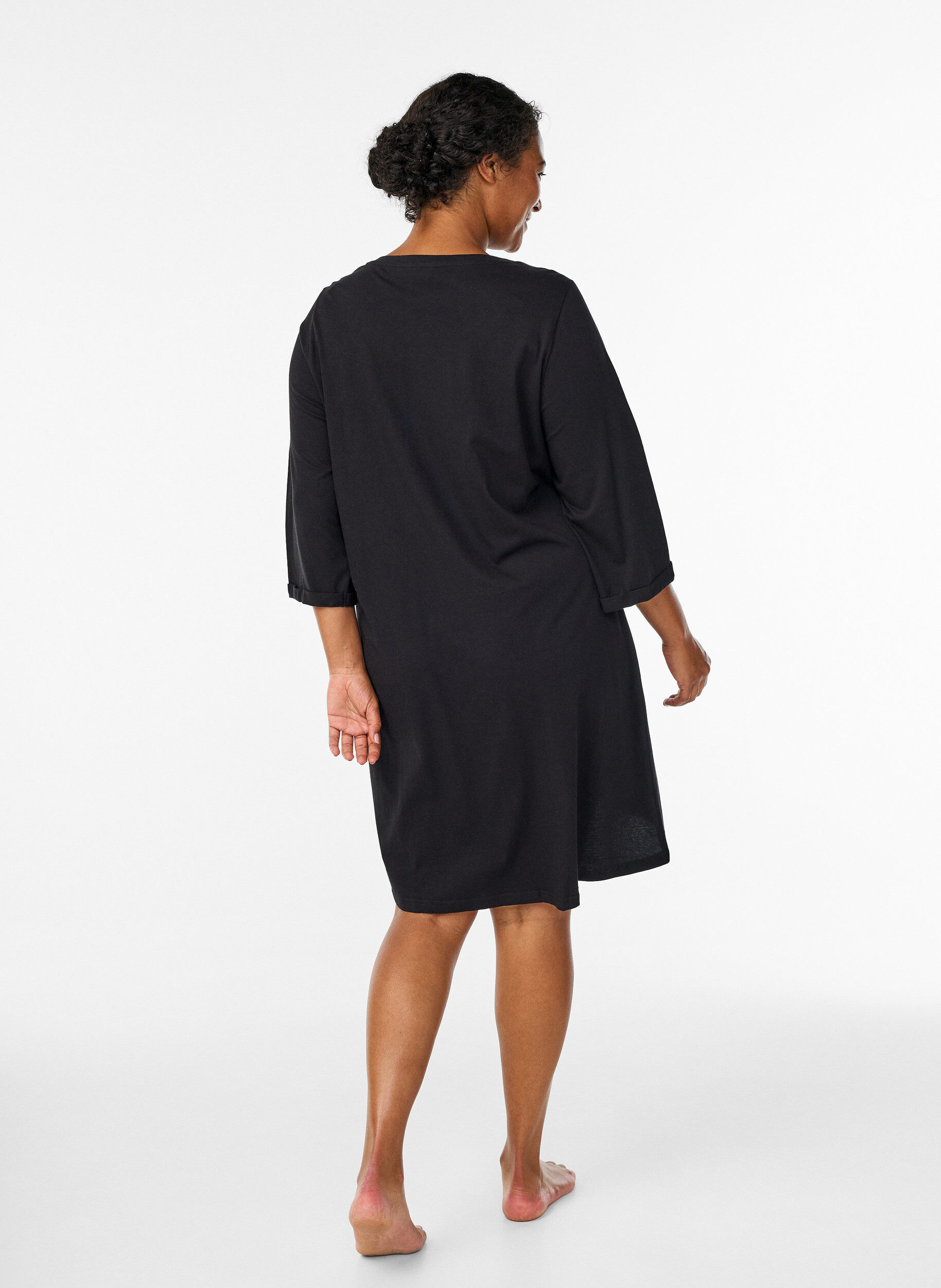 Zizzi Nachthemd aus Bio-Baumwolle mit weihnachtlichem Motiv, Schwarz, Model image number 2