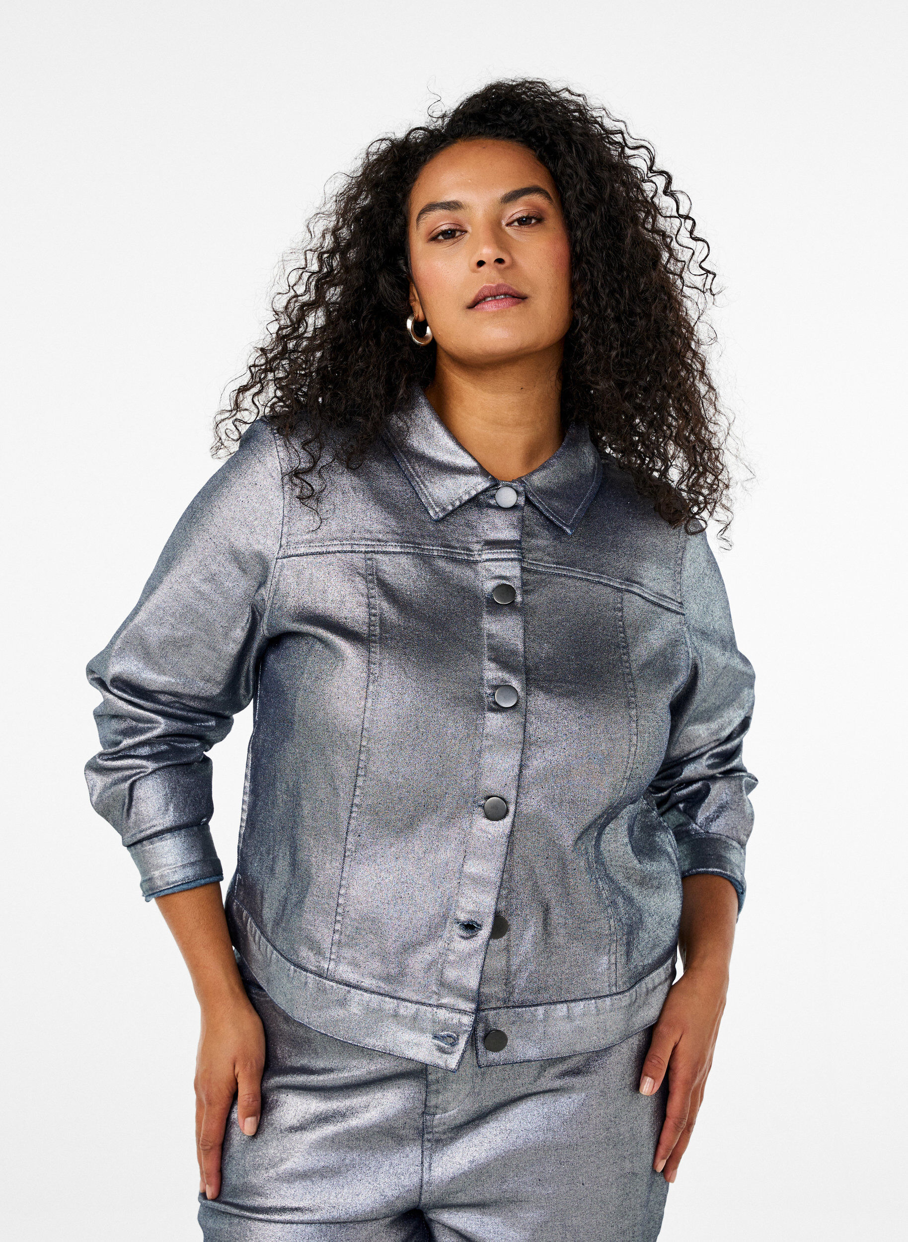 Zizzi Kurze Jeansjacke in Silberbeschichtung, Gun Silver, Model image number 0