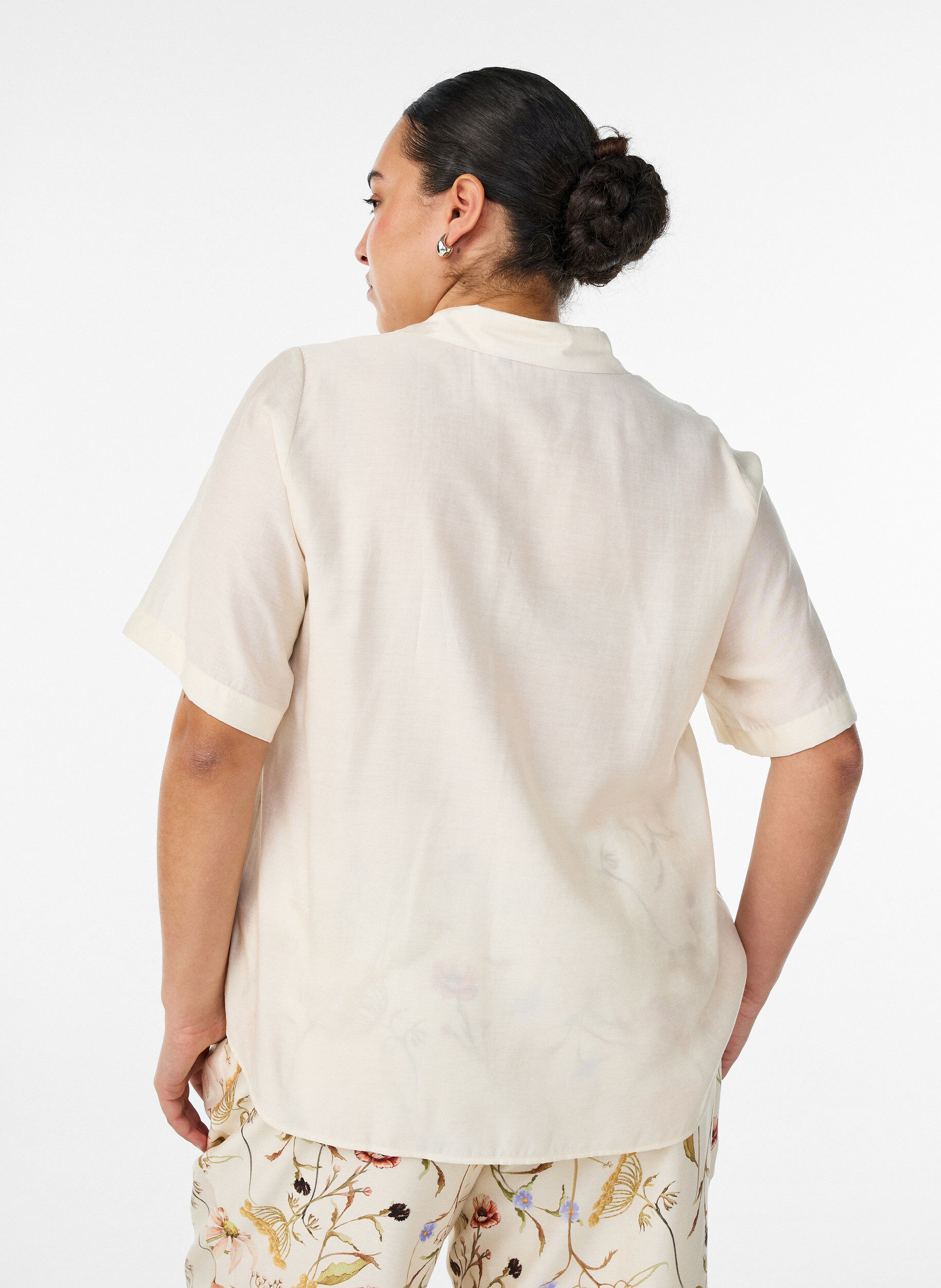 ZizziBluse mit ellbogenlangen &Auml;rmeln und gebl&uuml;mten Details, Beige, Model image number 2