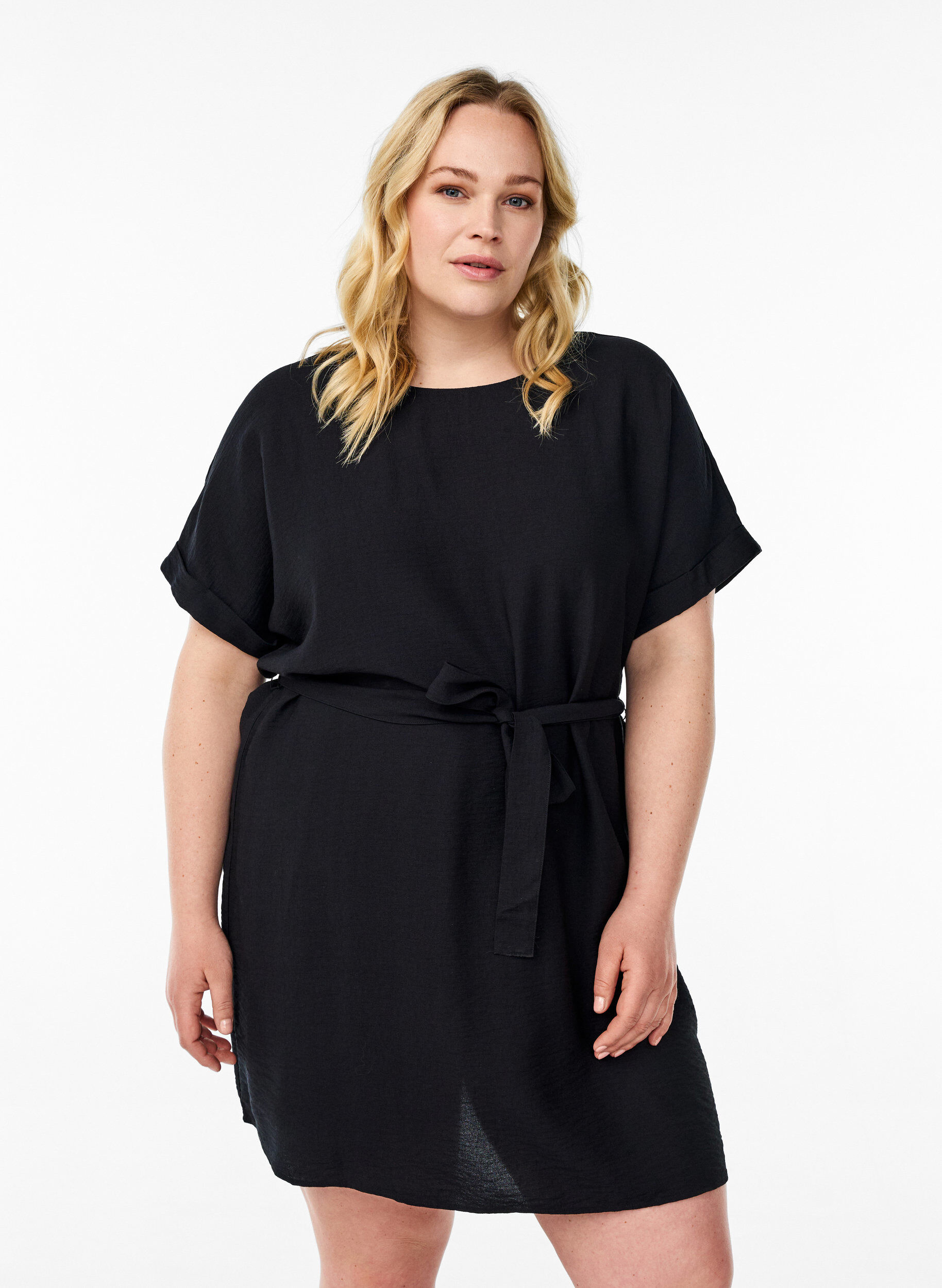 Kurzes Kleid mit lockerer Passform und Bindeg&uuml;rtel, Schwarz, Model