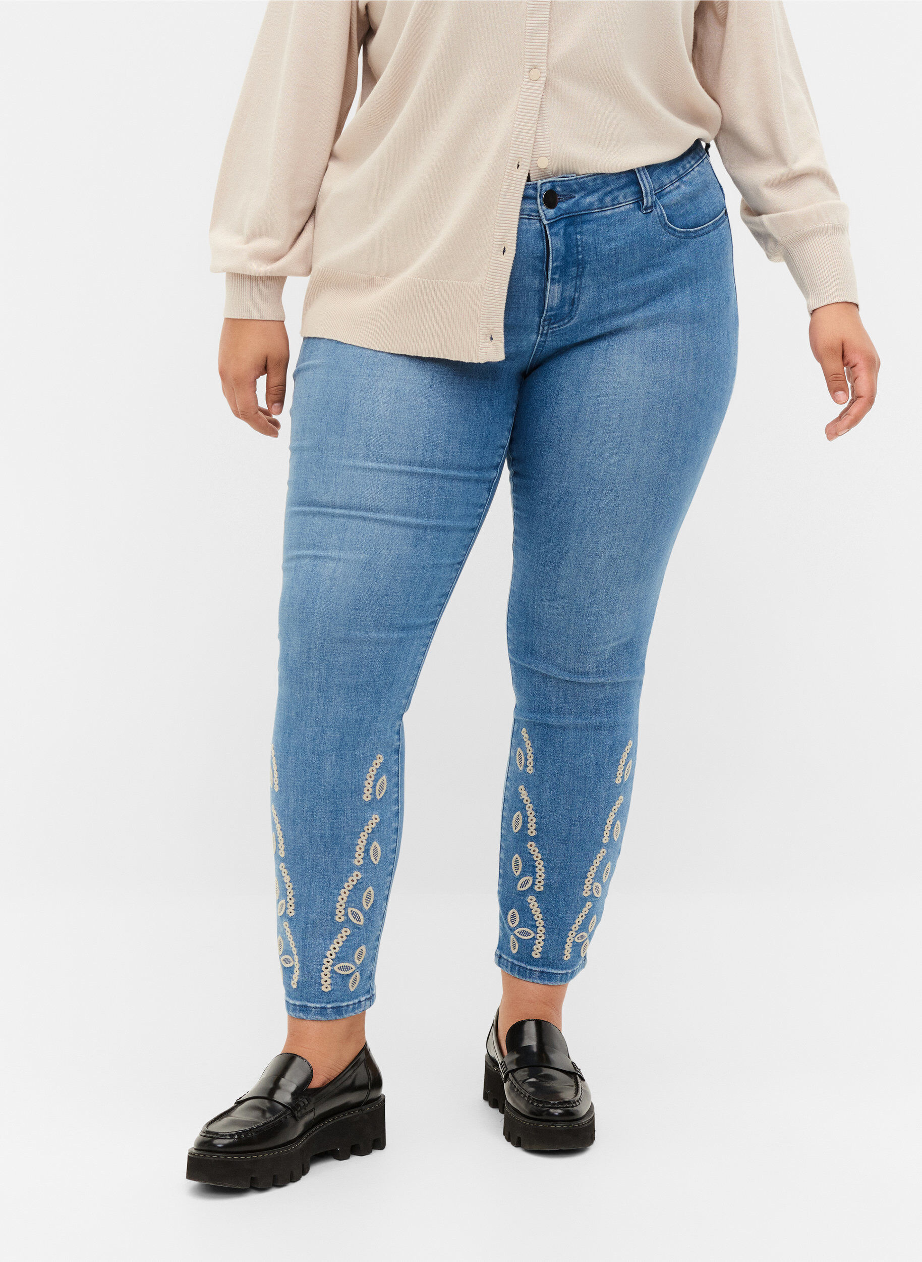 Zizzi Cropped Emily Jeans mit Stickerei, Blue denim, Model image number 2