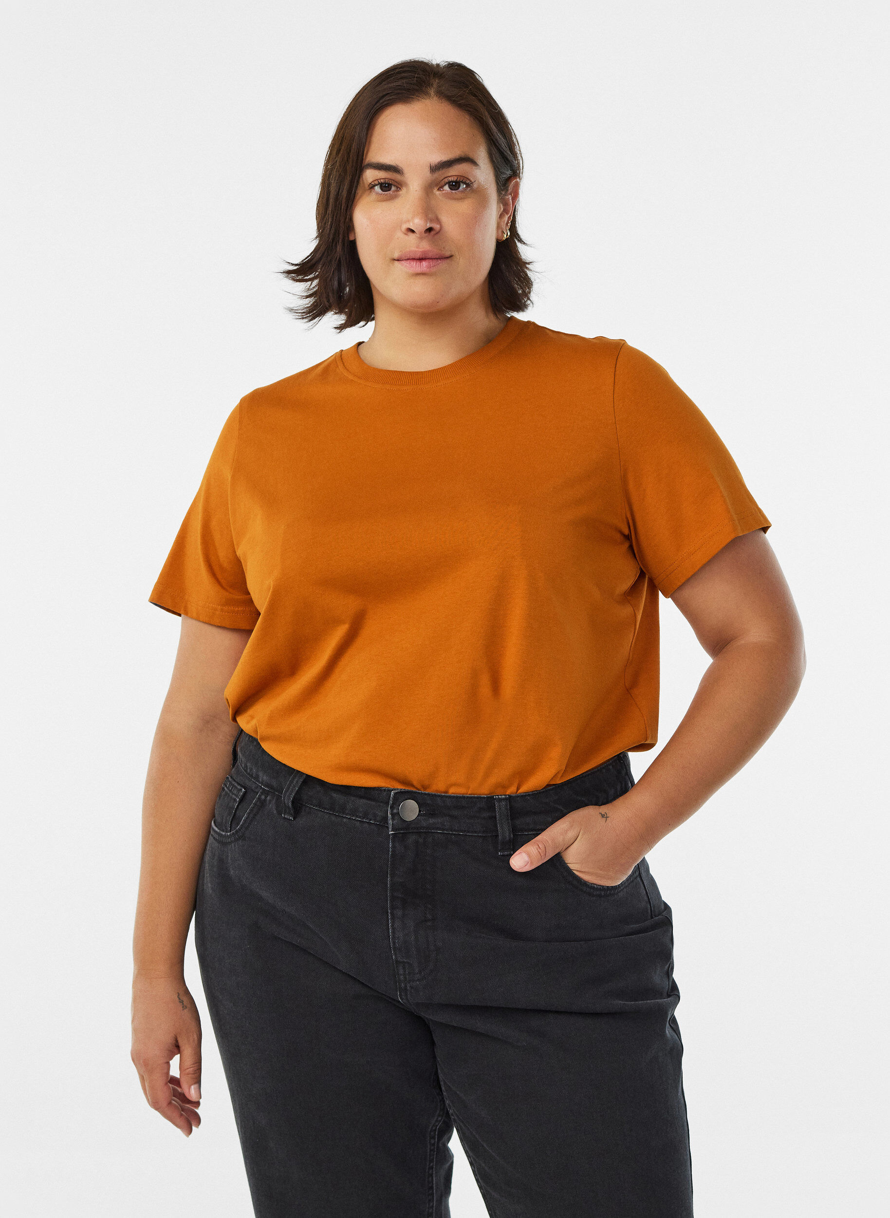 Basic-T-Shirt aus Baumwolle mit Rundhalsausschnitt, Orange, Model