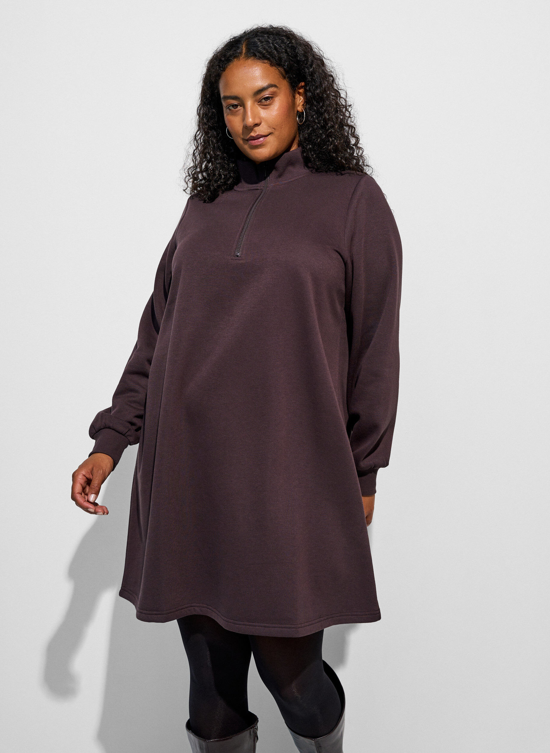Robe sweat avec col montant c&ocirc;tel&eacute; et zip, Marron, Model