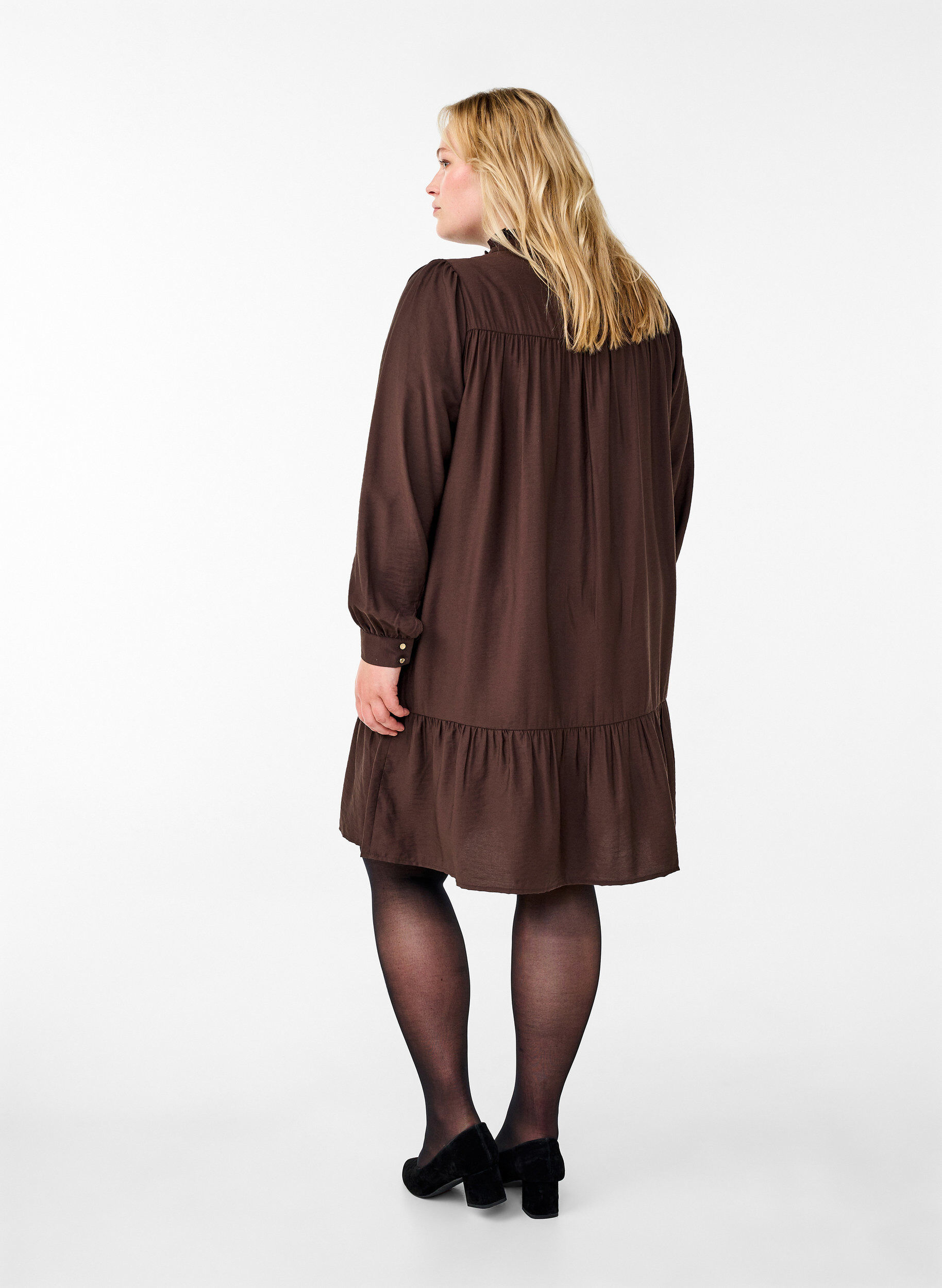 Zizzi Robe courte avec col &agrave; volants, Seal Brown, Model image number 1
