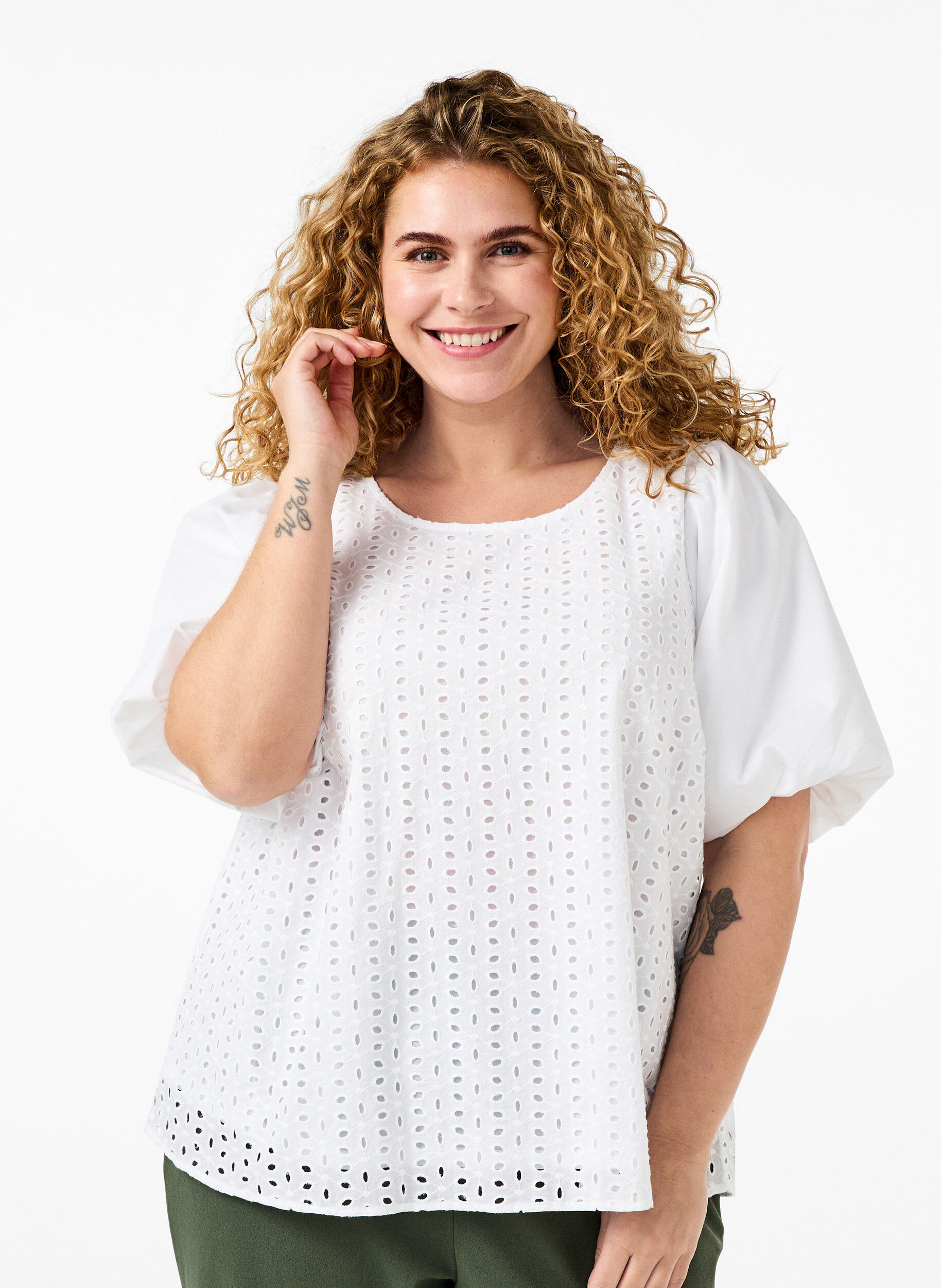 Zizzi Bluse mit Puff&auml;rmeln und Spitzenmuster, Wei&szlig;, Model image number 0