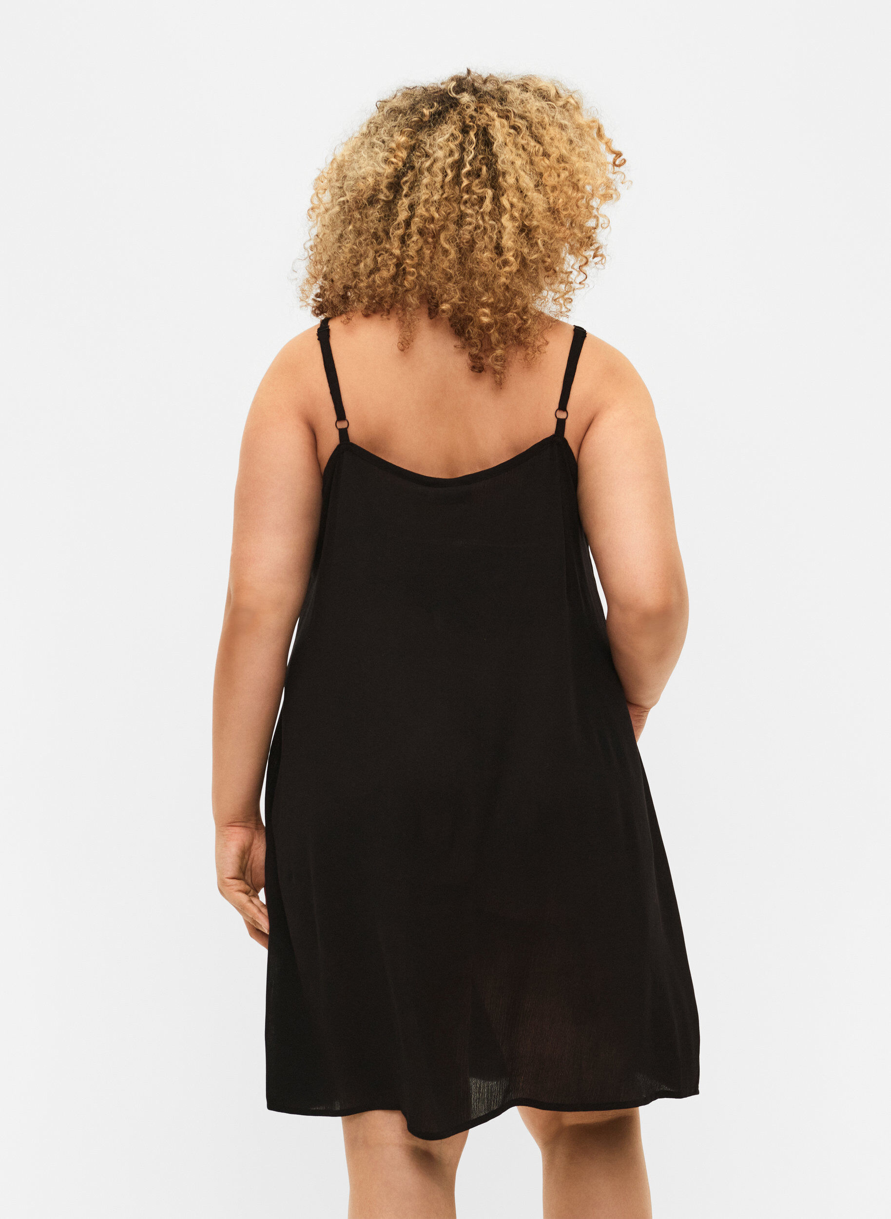 Zizzi Einfarbiges Tr&auml;gerkleid aus Viskose, Schwarz, Model image number 1