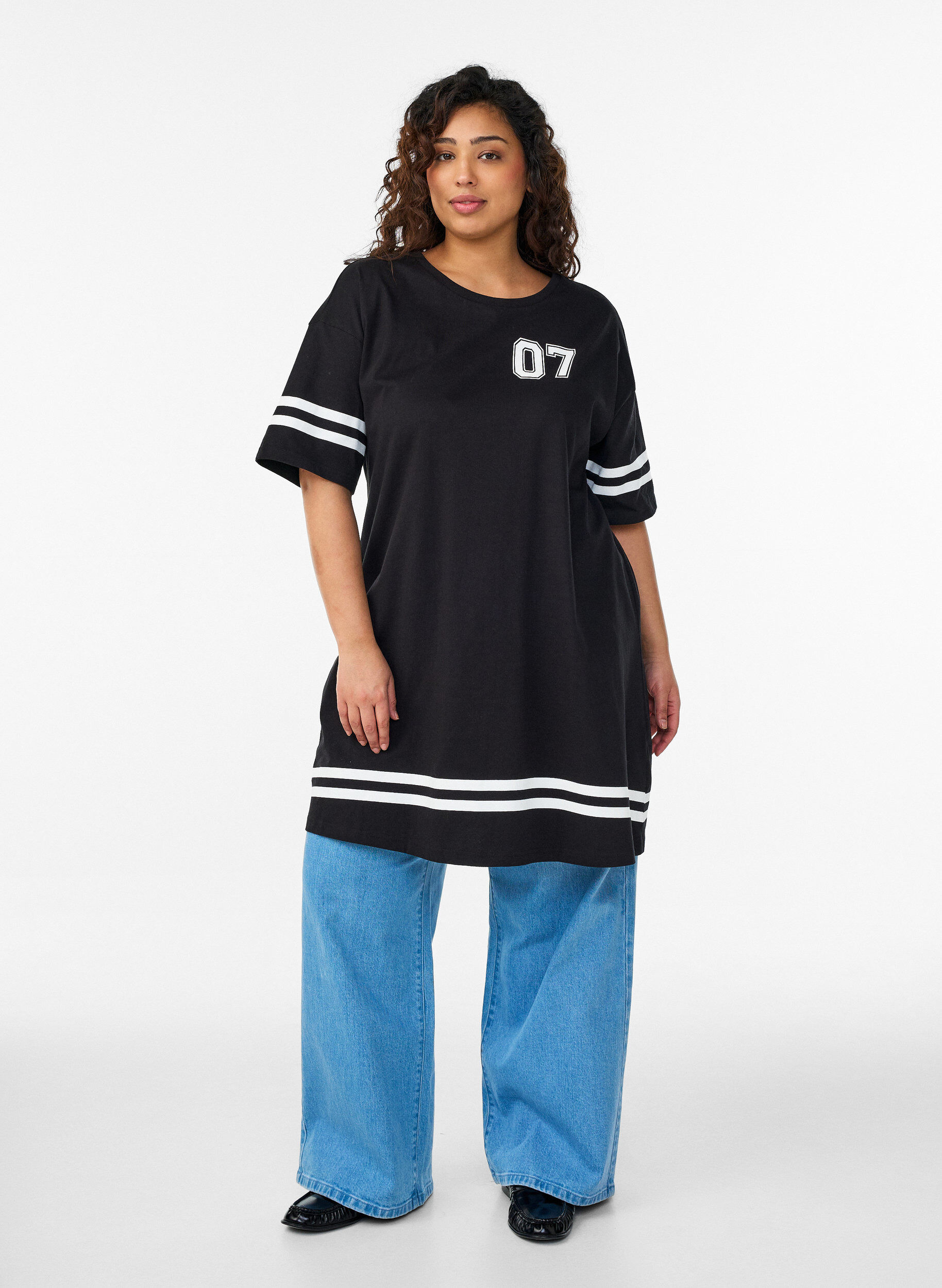 Zizzi Kurzes T-Shirt-Kleid mit sportlichen Details, Schwarz, Model image number 1