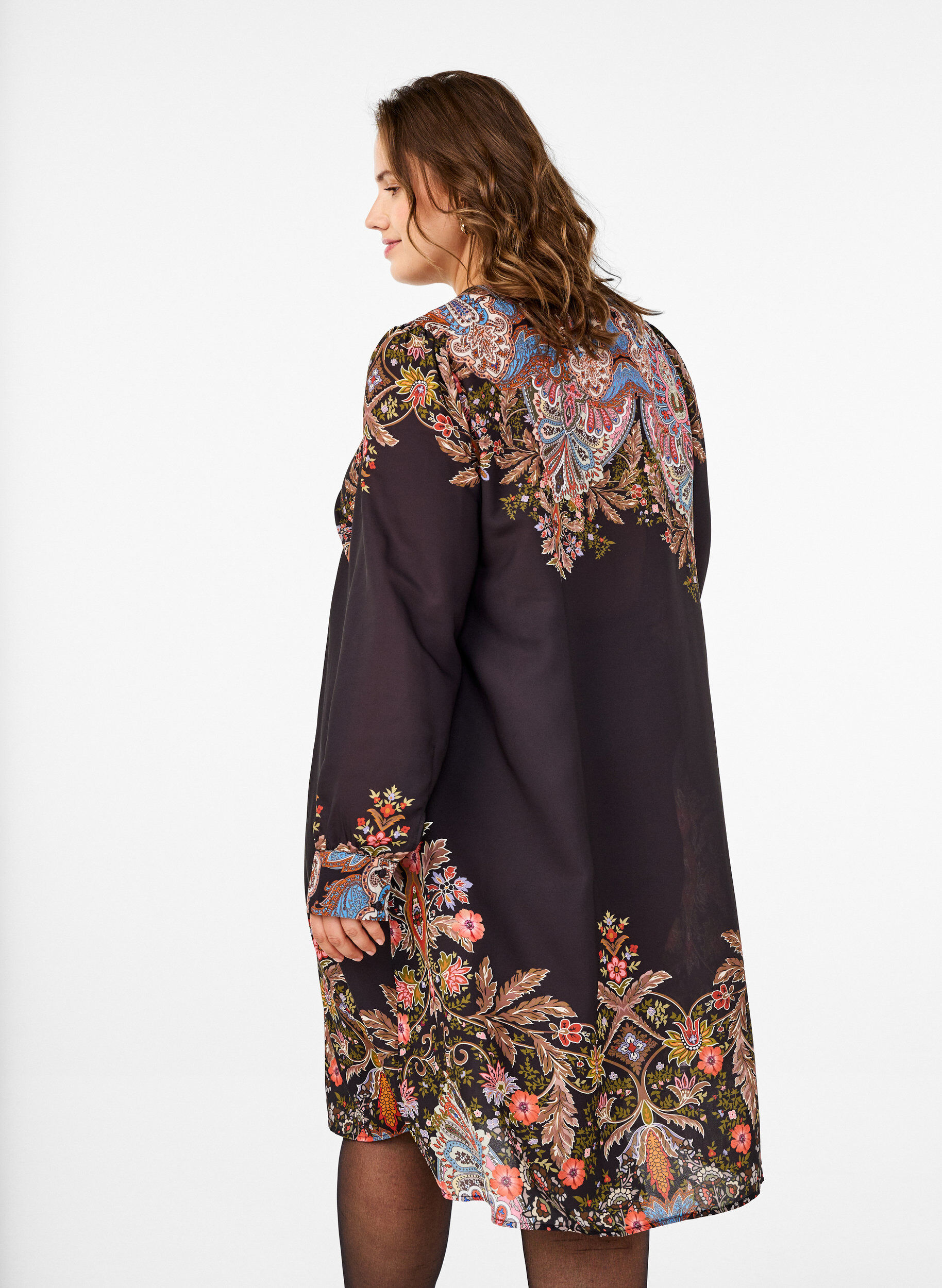 Zizzi Robe mi-longue &agrave; imprim&eacute; paisley, Black Paisley, Model image number 1