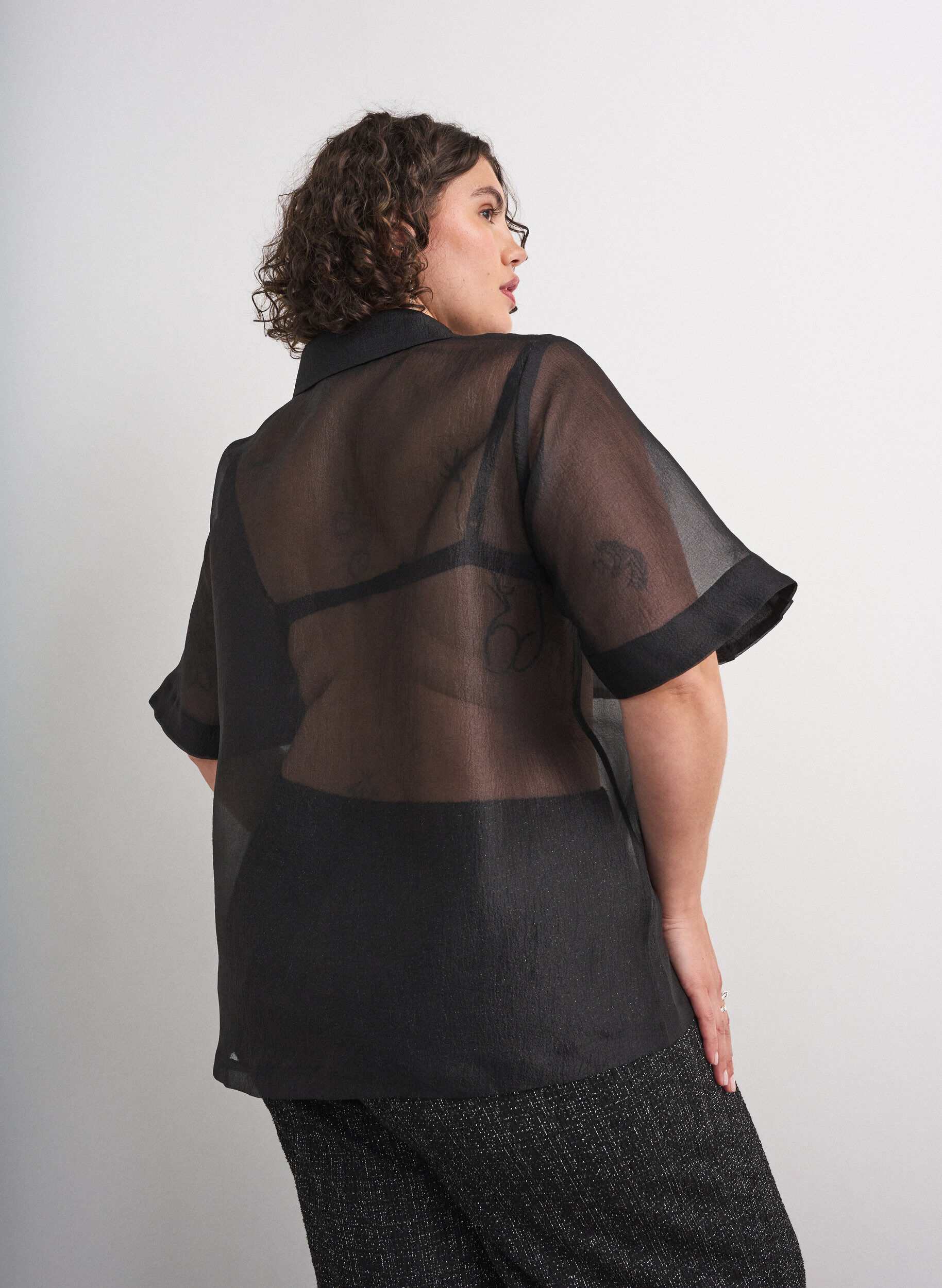 ZizziTransparente kurz&auml;rmelige Bluse mit Brusttaschen, Schwarz, Model image number 2
