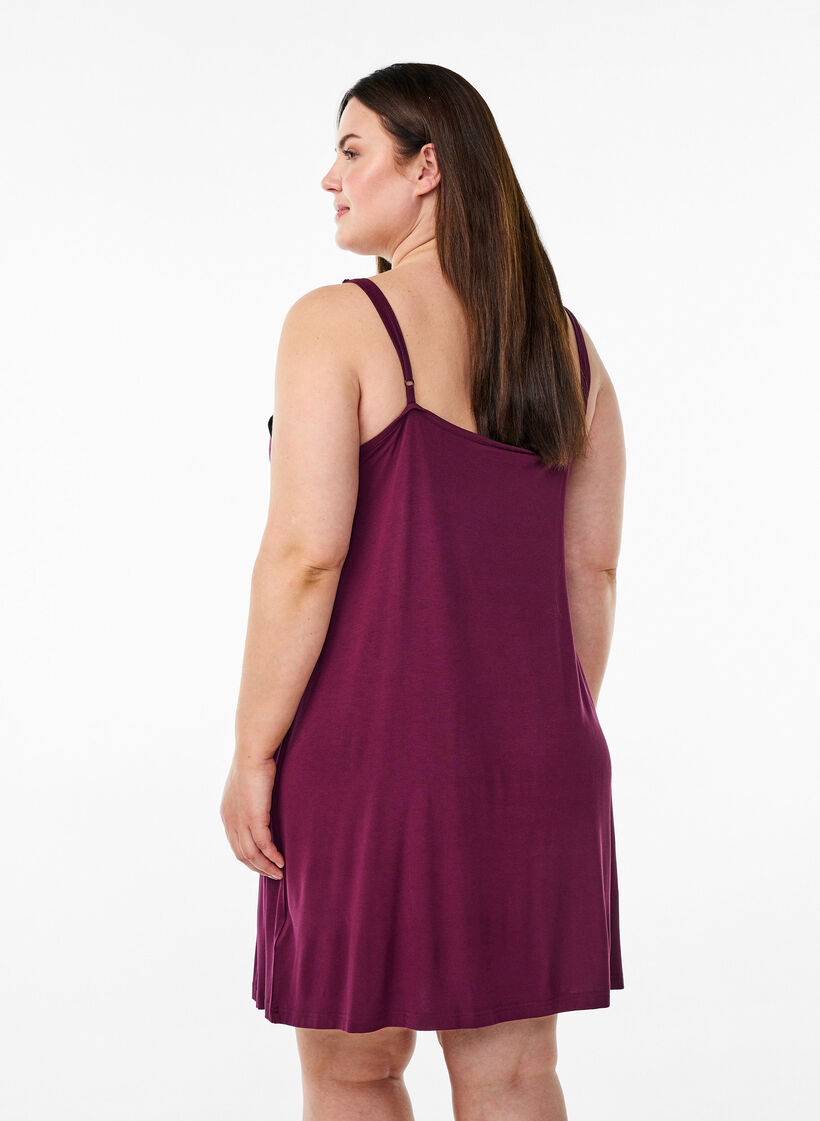 Chemise de nuit avec bord dentelle en viscose, Bordeaux foncé, Model image number 2