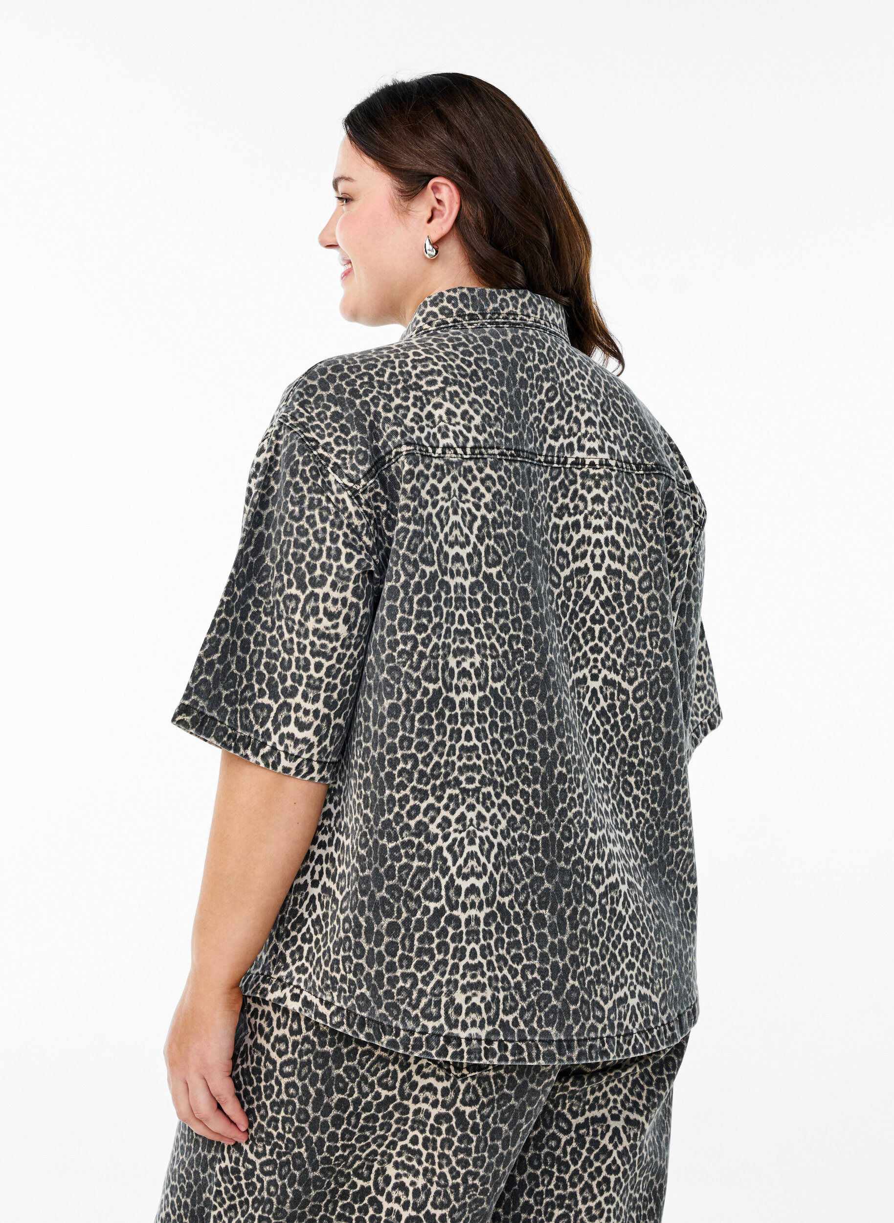 Zizzi Jeanshemd mit Leo-Print und kurzen &Auml;rmeln, Leopard, Model image number 1