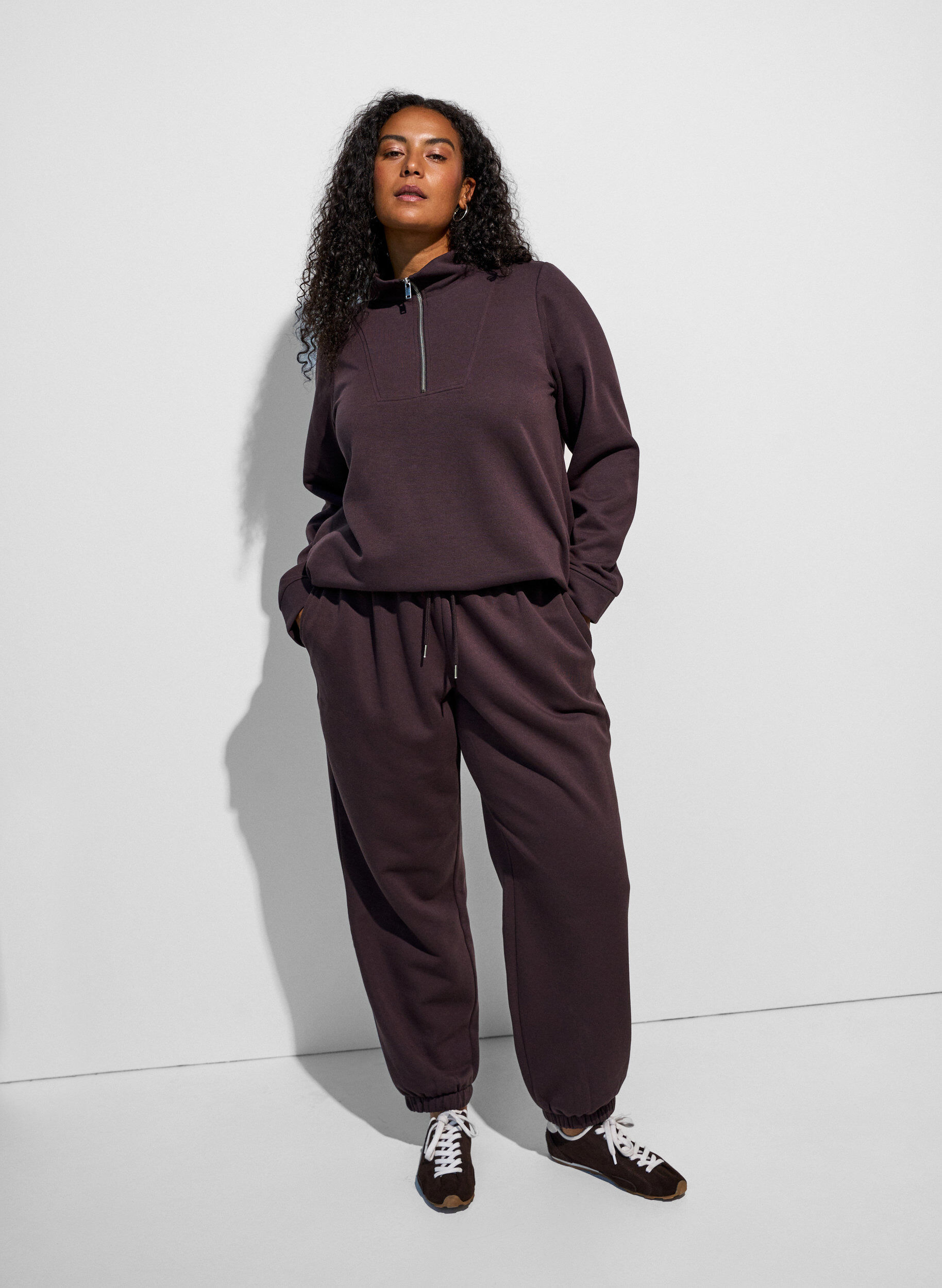 Hoch taillierte Sweatpants mit Kordelzug, Braun, Model