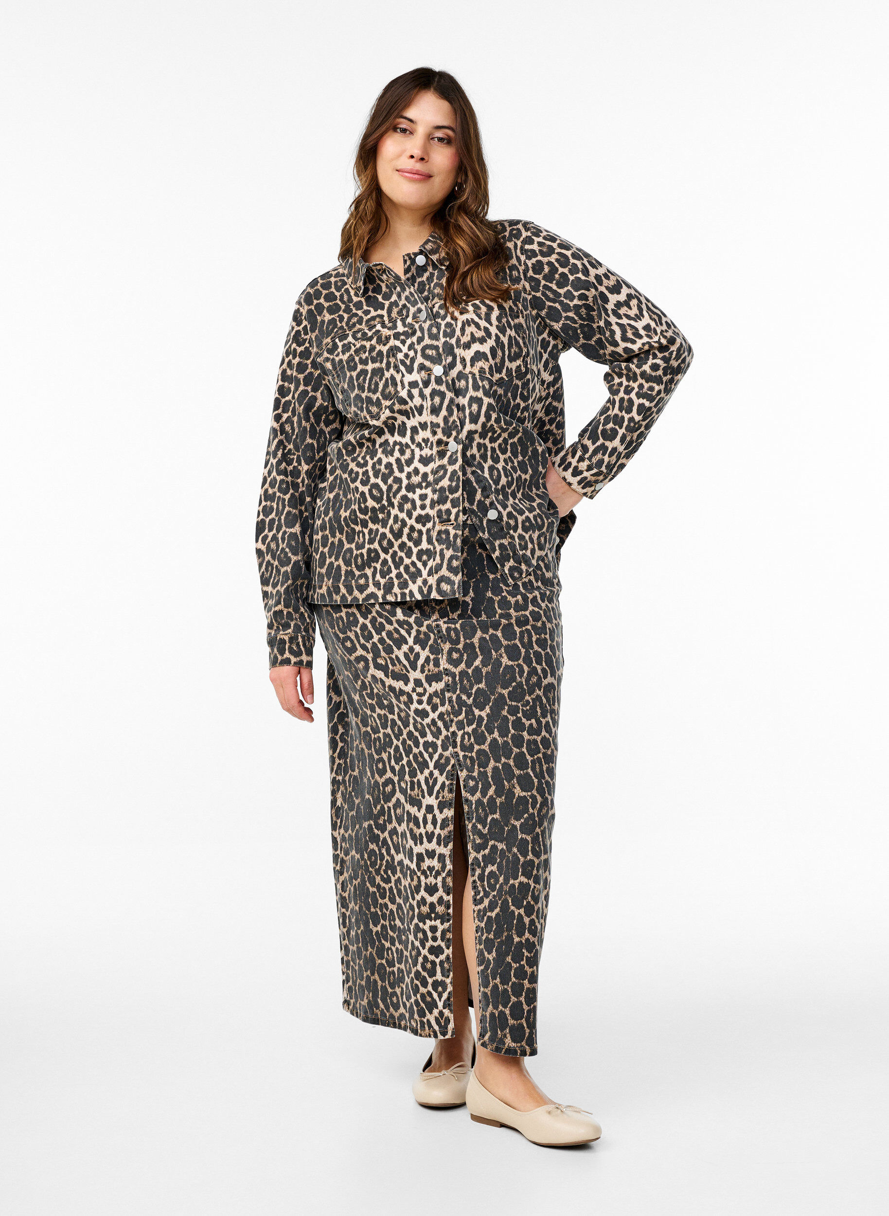 Zizzi Veste en jean avec imprim&eacute; l&eacute;opard et poches de poitrine, Marron, Model image number 1