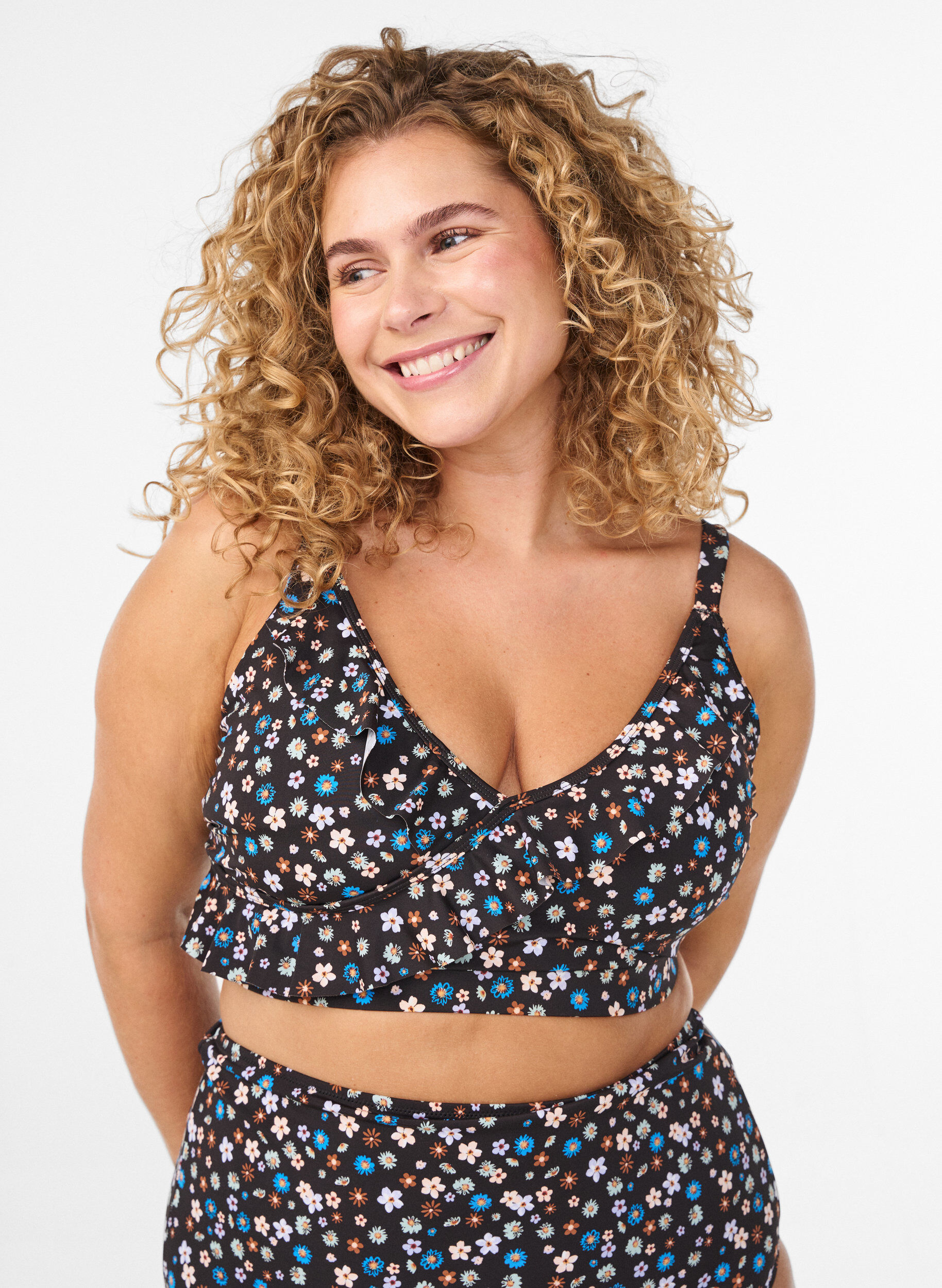Haut de bikini &agrave; fleurs et &agrave; d&eacute;tails de jabot, Marron, Model