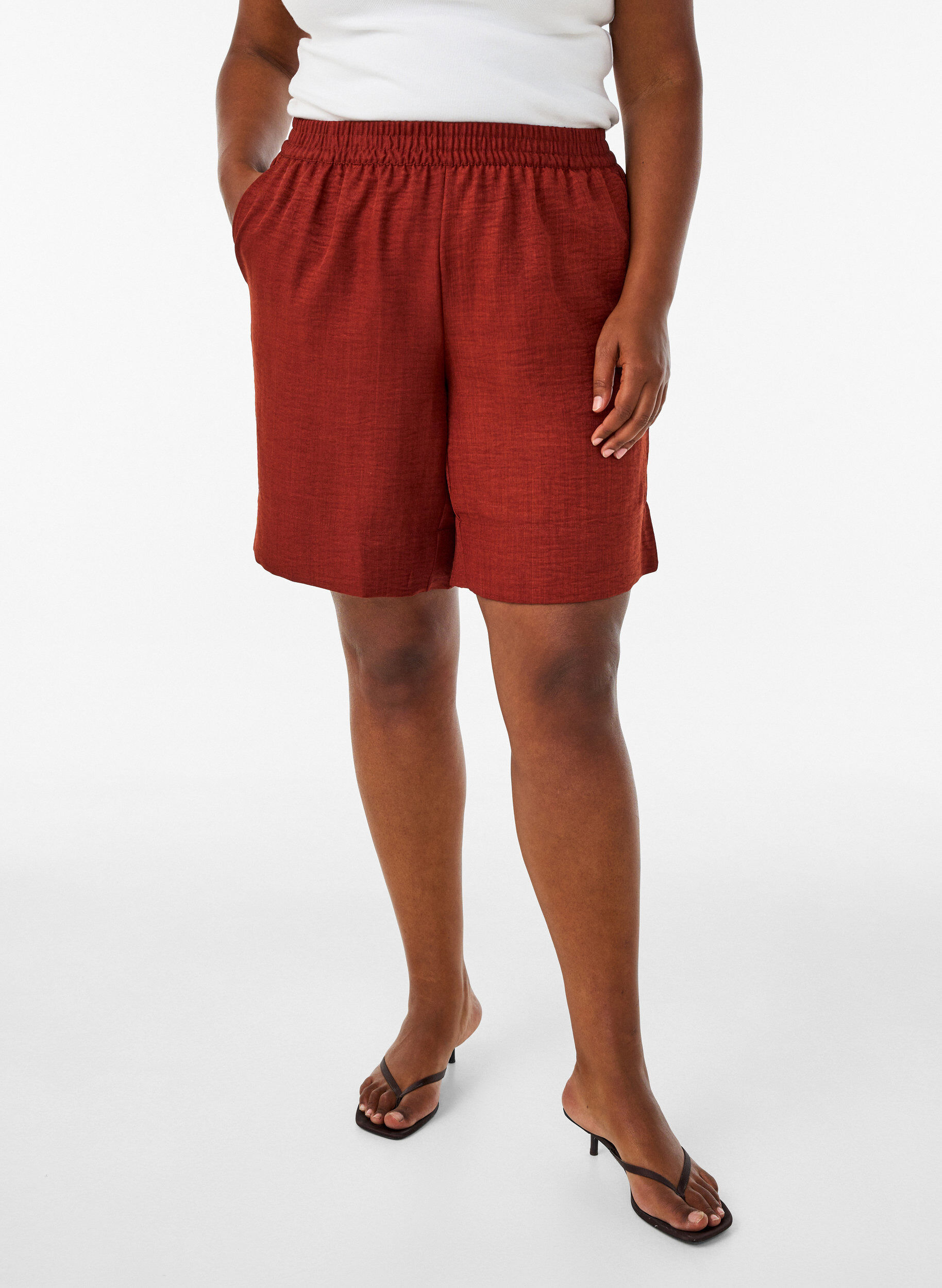 Shorts mit Taschen und hoher Taille, Rot, Model