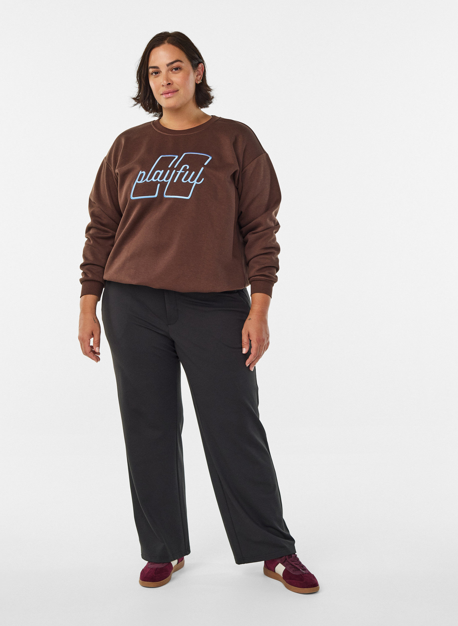 Zizzi Sweat-shirt avec texte brod&eacute;, Marron, Model image number 1